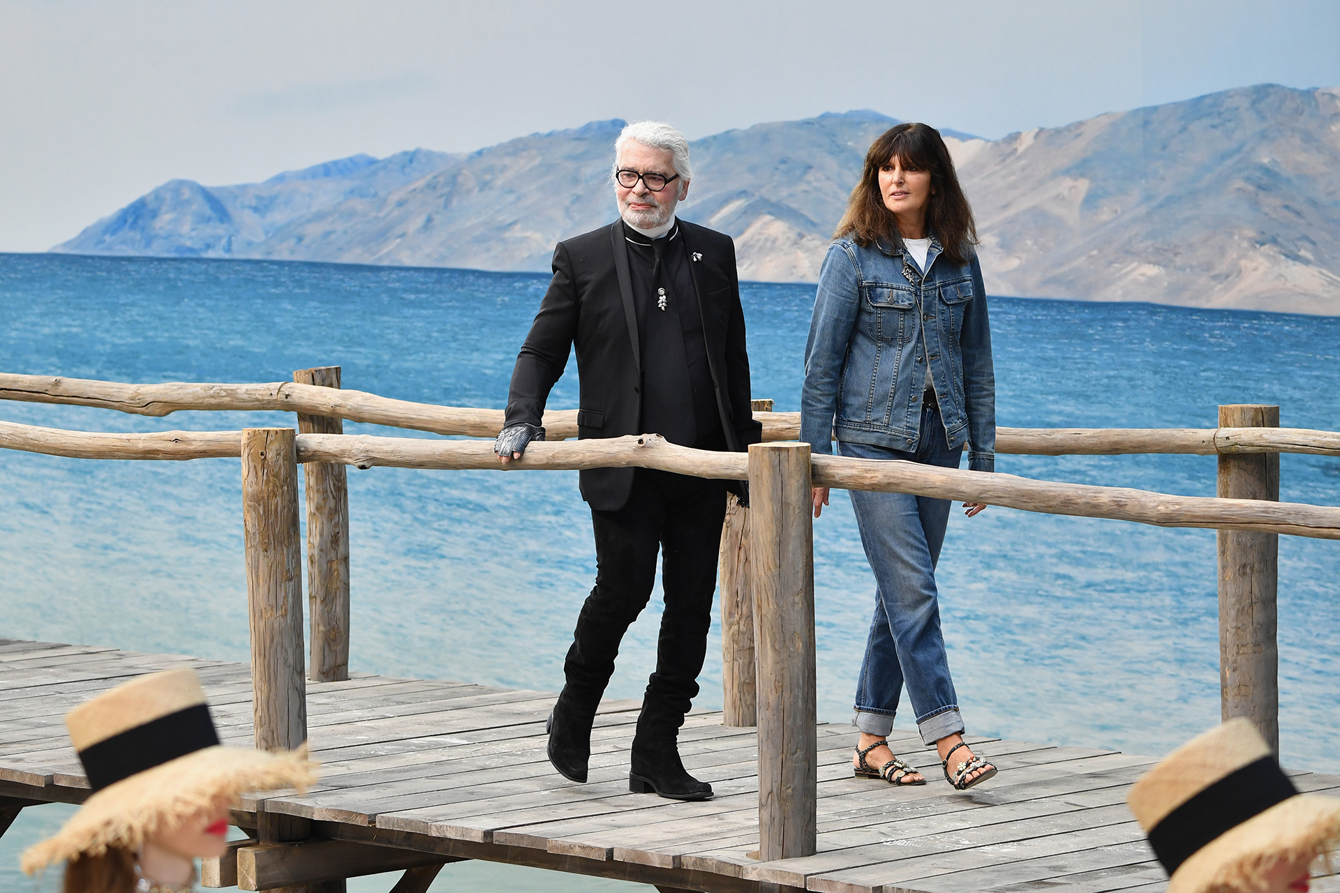 Karl Lagerfeld e Virginie Viard, no final bow da primavera/verão 2019 © Getty Images