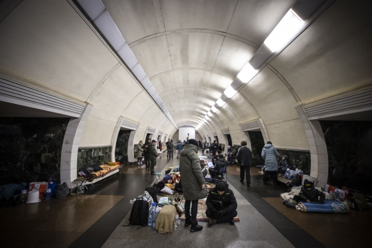 Ukrainian civilians take shelter in the subway © Getty Images