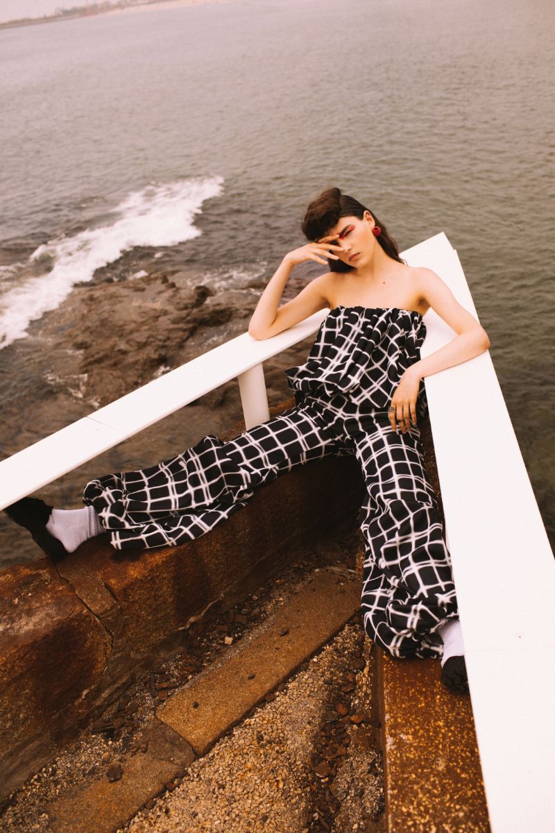 Jumpsuit, Ricardo Andrez. Slippers, Daniela Barros. Meias, Nike. Brincos, Inês Nunes.