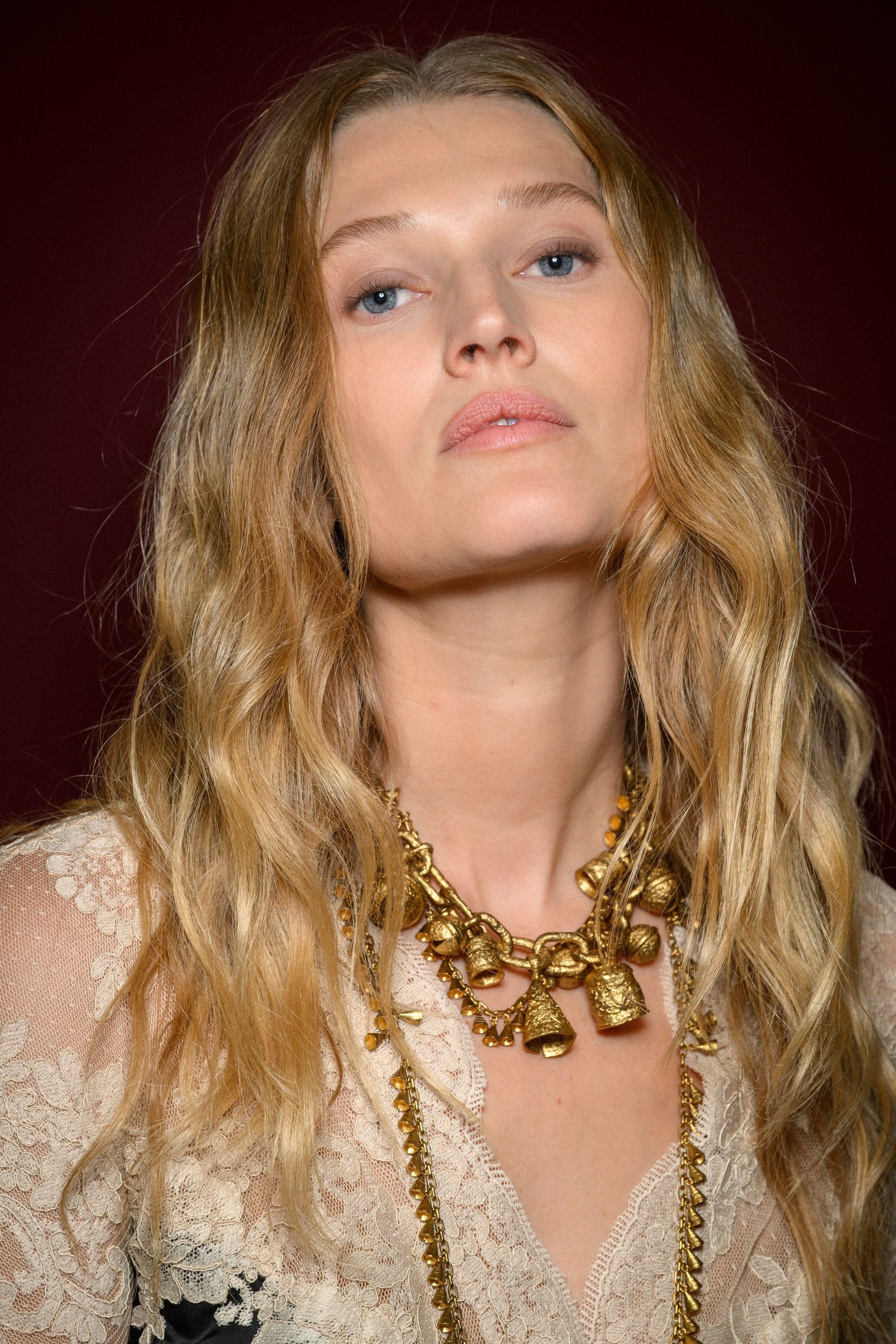 Modelo no desfile da Zimmermann, com um corte de cabelo midi com textura.