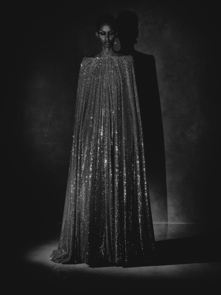 Nella: vestido, VALENTINO. Brincos Balance 4 Point 0, GIJS BAKKER.