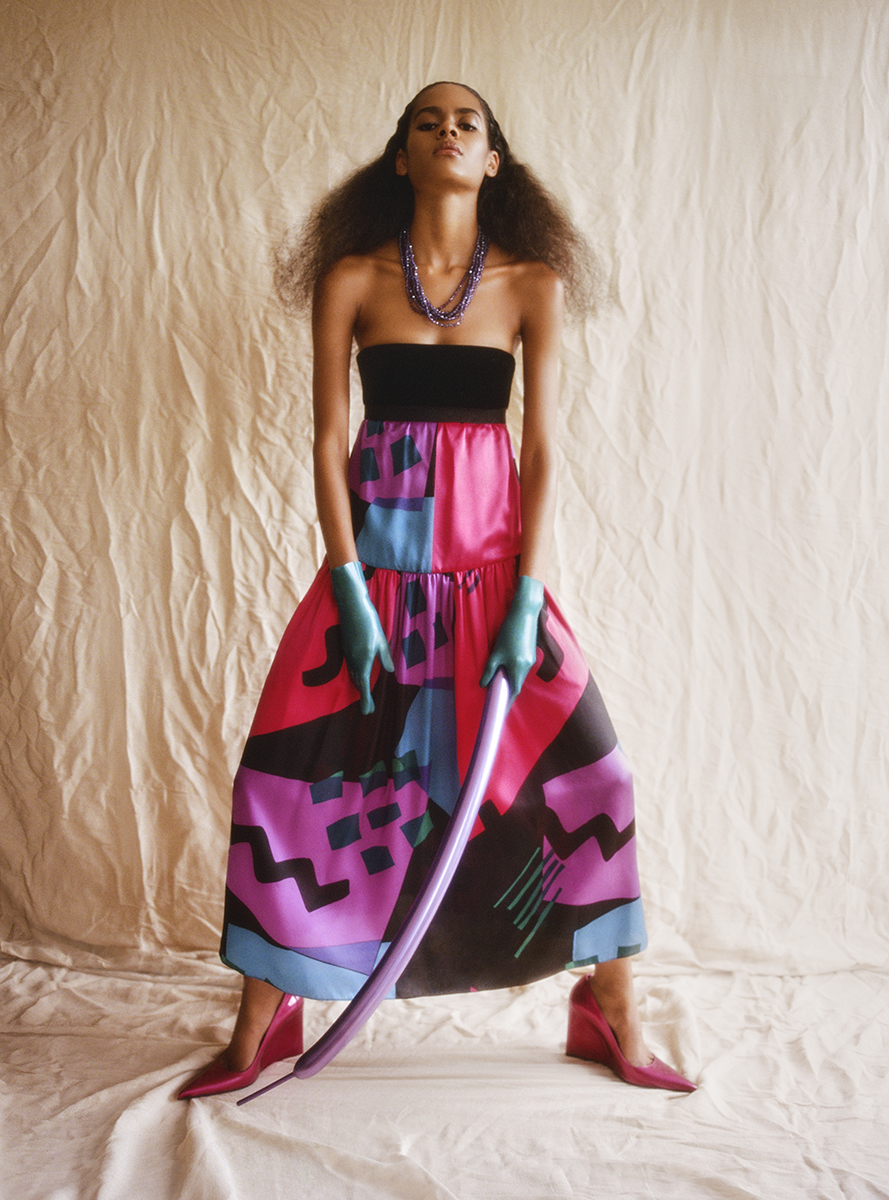 Vestido, EMPORIO ARMANI. Colar, PEBBLE LONDON. Luvas, ELISSA POPPY. Sapatos, BY FAR.