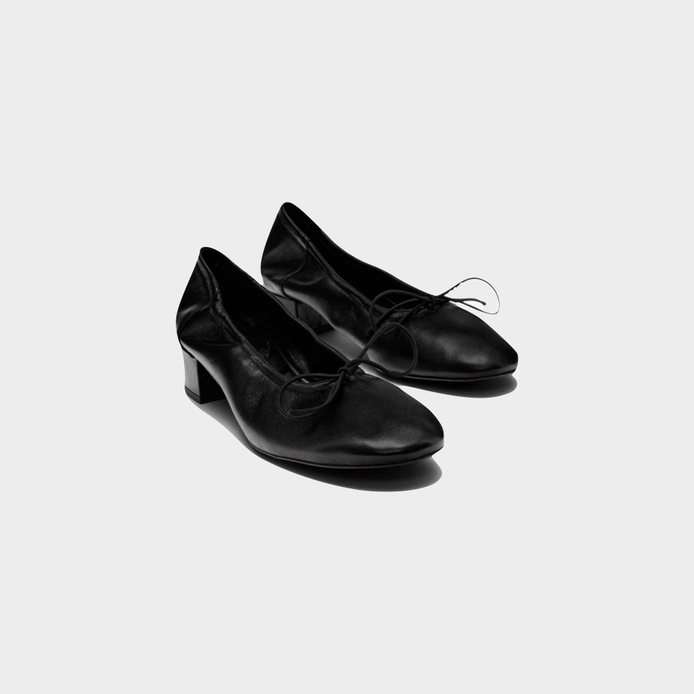 Sapatos em pele, € 89,95, Massimo Dutti.