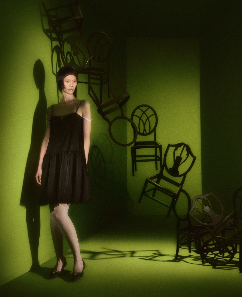 Body, saia e sapatos, tudo VALENTINO. Collants, FALKE; vestido e sapatos, PRADA. Collants, FALKE.