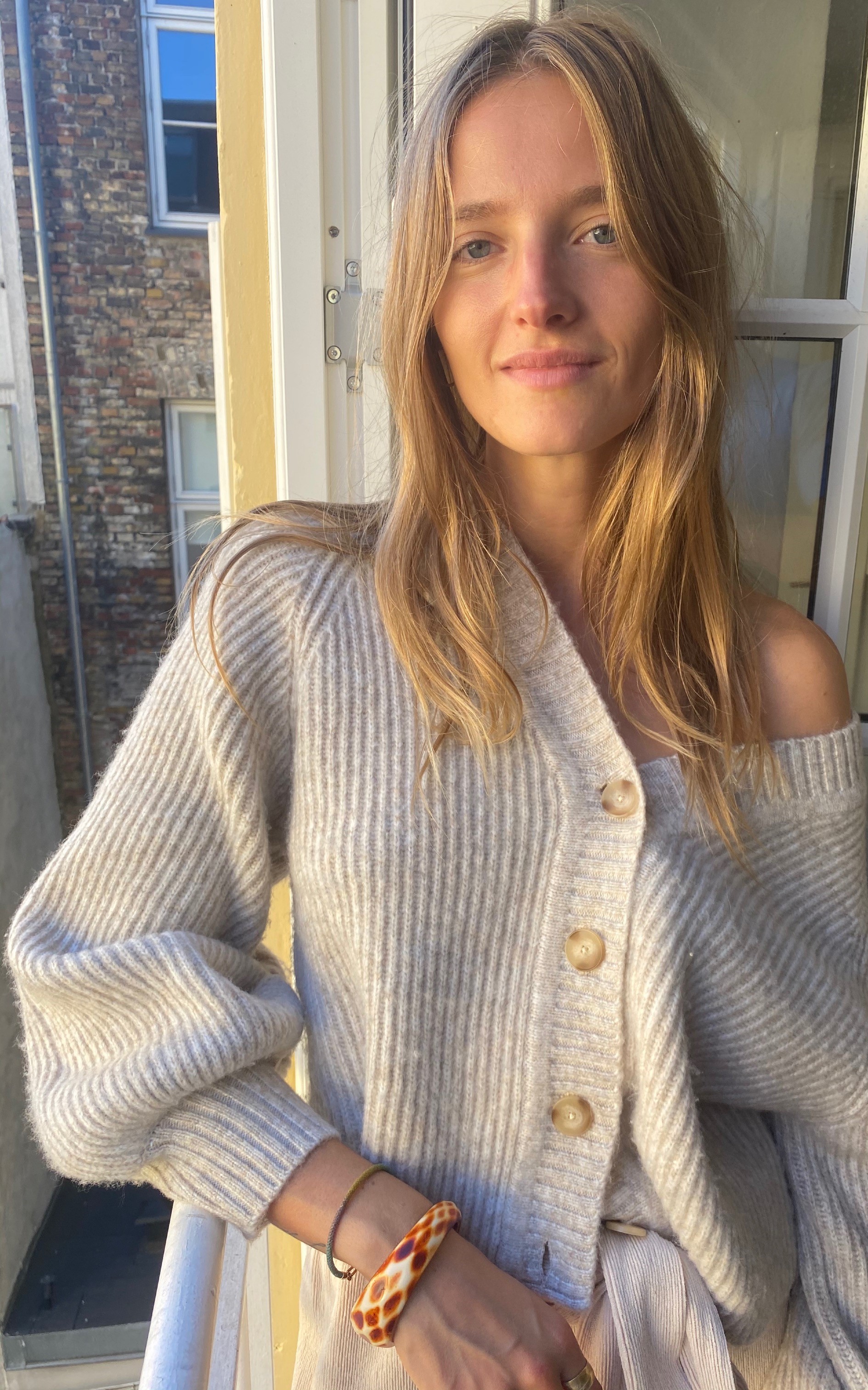 Amanda Norgaard veste cardigan Mango, da nova coleção de malhas.