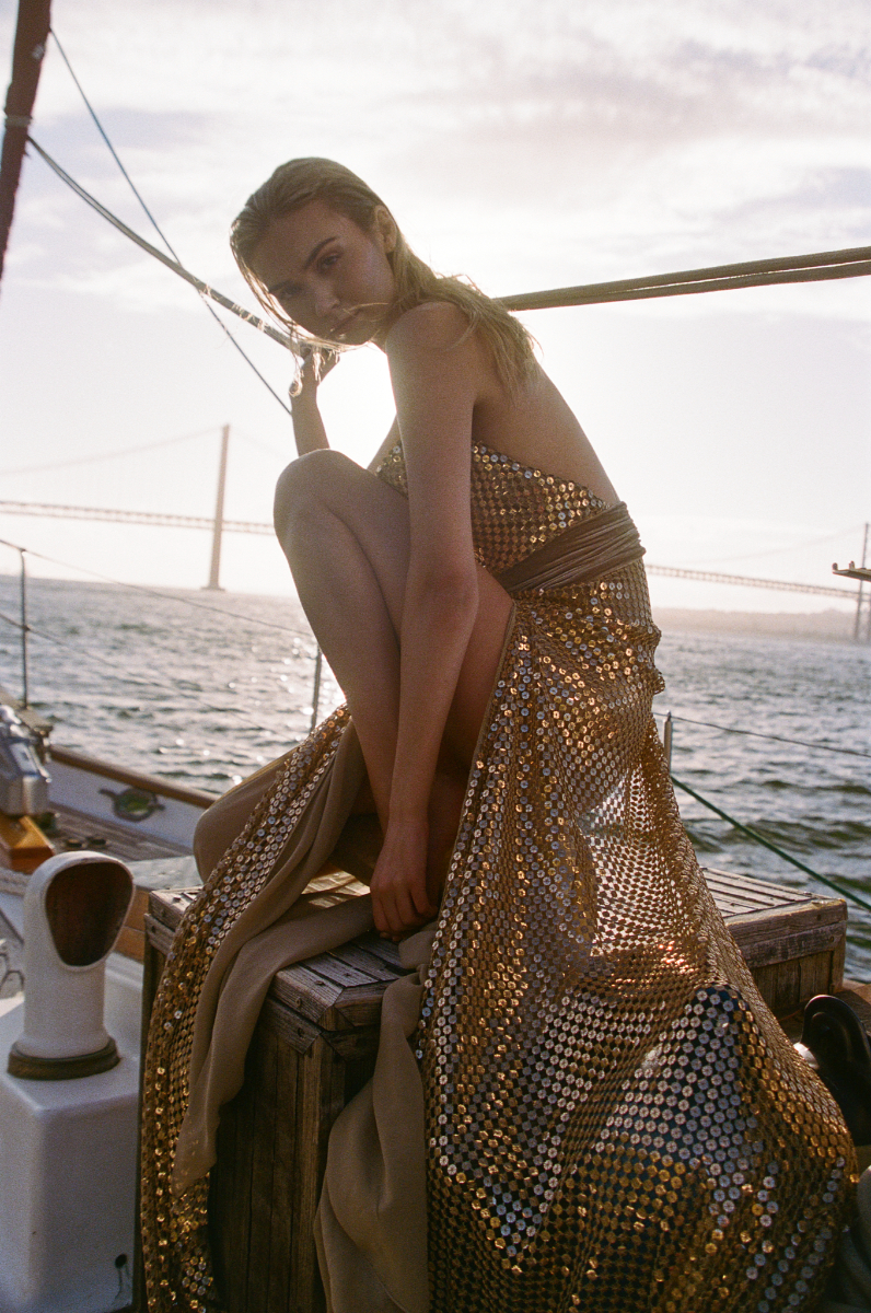 Elexa: vestido, ROBERTO CAVALLI. Claire: vestido, ROBERTO CAVALLI. 