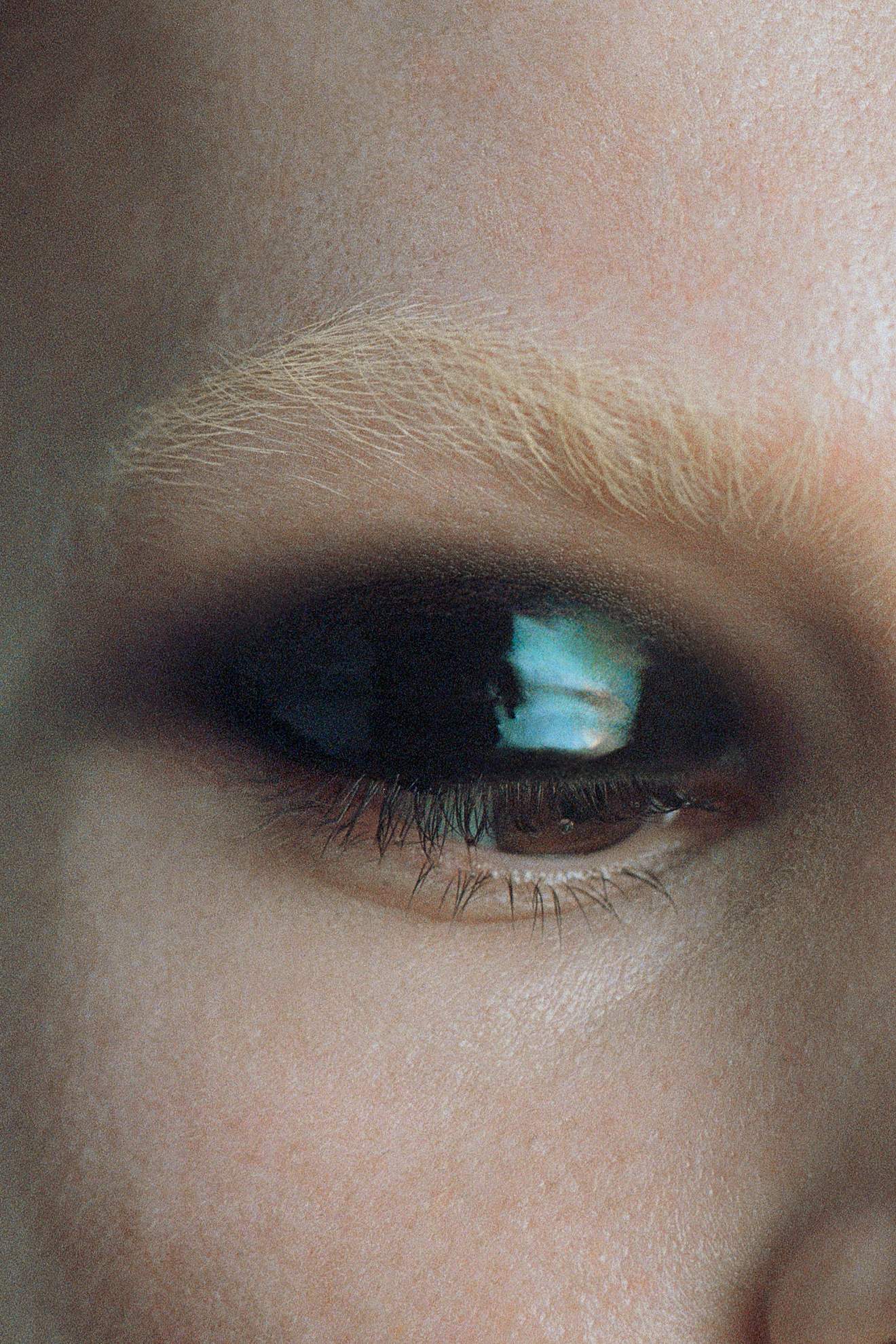 Base Fresh Touch Foundation, no tom 00W, € 43, e corretor de olheiras Everywear Concealer, no tom fair, € 34, RABANNE MAKEUP em SEPHORA.PT. Pigmento em creme Hy-Power Pigment Paint, no tom Black Onyx Matte, € 26, HAUS LABS. Sombra de olhos Artist Color Shadow, no tom M608, MAKE UP FOR EVER. Lipgloss (usado nos olhos) Lipglass, no tom Clear, € 27, MAC COSMETICS em SEPHORA.PT. Batom Addict Lip Glow, no tom 001, € 48, DIOR em SEPHORA.PT.