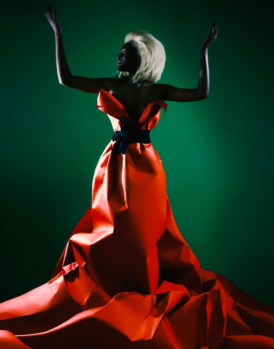 Vestido em papel da produção. Cinto, Maison Camilla Feres.