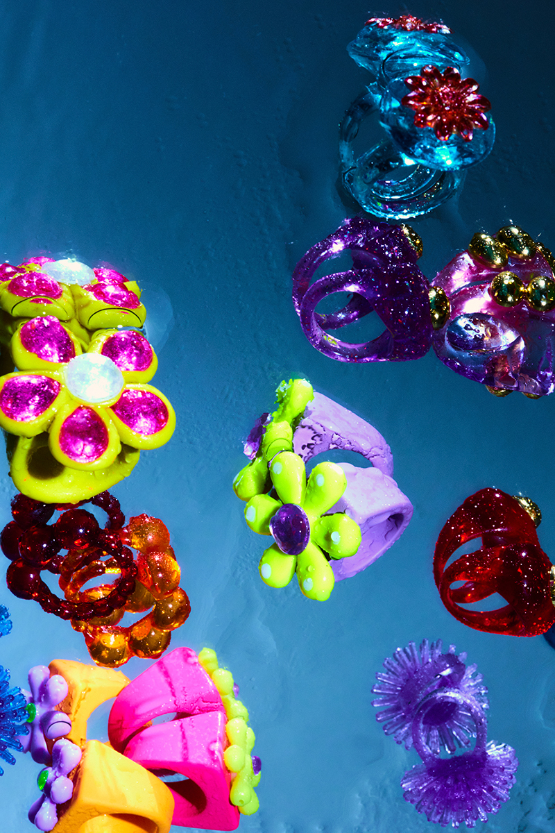 Anel Candy, anéis Flower e anéis Flubber, tudo AY QUE CHULO. Anel Flower on Mars, anel Leonor, anel Señorita Escarlata e anéis Spritz, tudo LA MANSO.