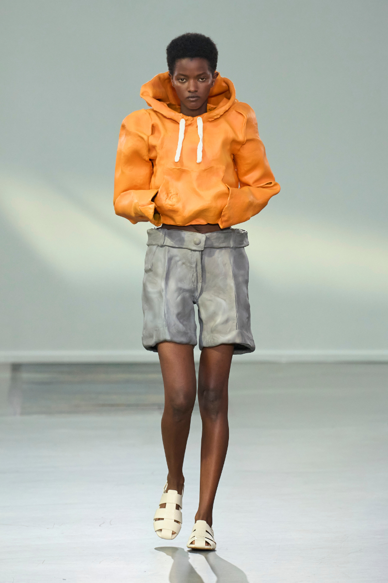 Esquerda: primavera/verão 2025 da Loewe. Direita: primavera/verão 2024 da JW Anderson, ambas as coleções sob a direção criativa de Jonathan Anderson. Esquerda: primavera/verão 2025 da Loewe. Direita: primavera/verão 2024 da JW Anderson, ambas as coleções sob a direção criativa de Jonathan Anderson.