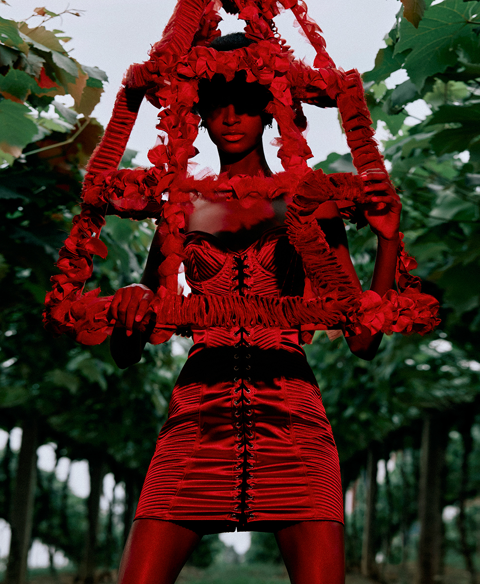 Vestido Dolce & Gabbana. Brincos, Sauer. Saiote (usado na cabeça), Fernanda Yamamoto.