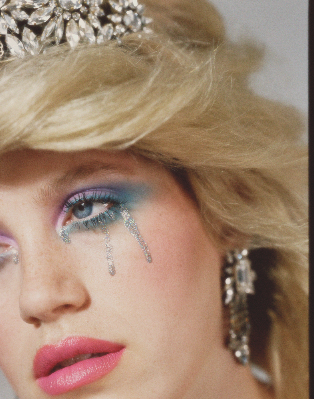Fotografia de Max Vom Hofe. Maquilhagem de Jo Frost. Vogue Portugal, agosto de 2019.