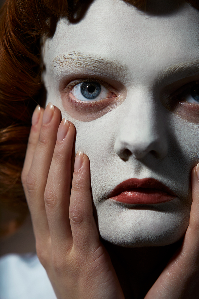 Direção criativa e fotografia de Alex Blonde, com styling de Lisa Jarvis. Modelo Unia Pakhomova. Vogue Portugal, Fevereiro de 2020