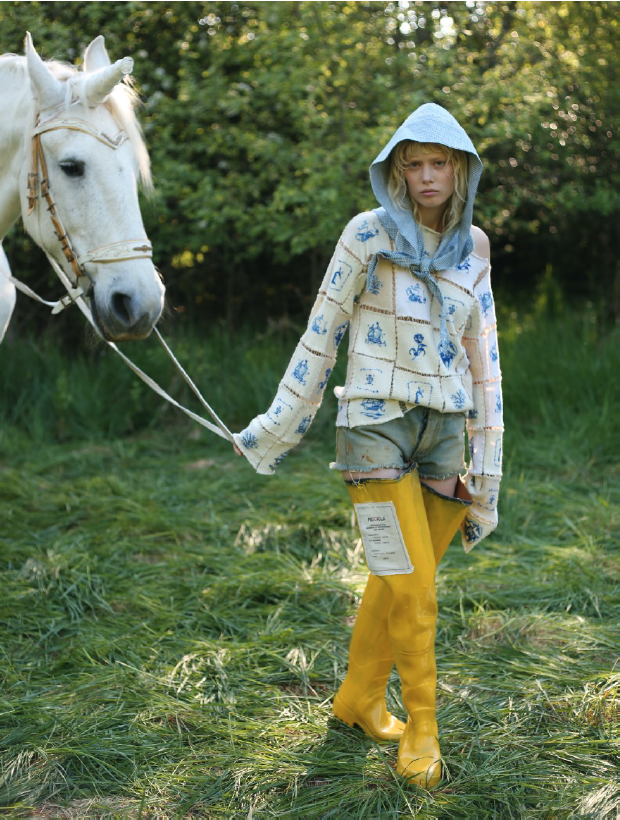 Camisola, calções, lenço e botas, tudo MAISON MARGIELA.