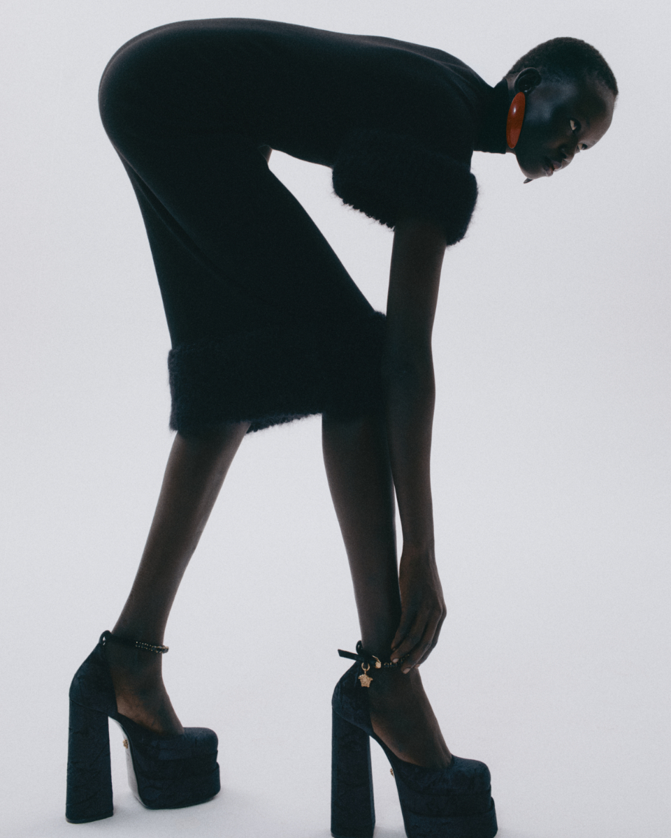 Vestido, MOSCHINO. Sapatos, VERSACE. 