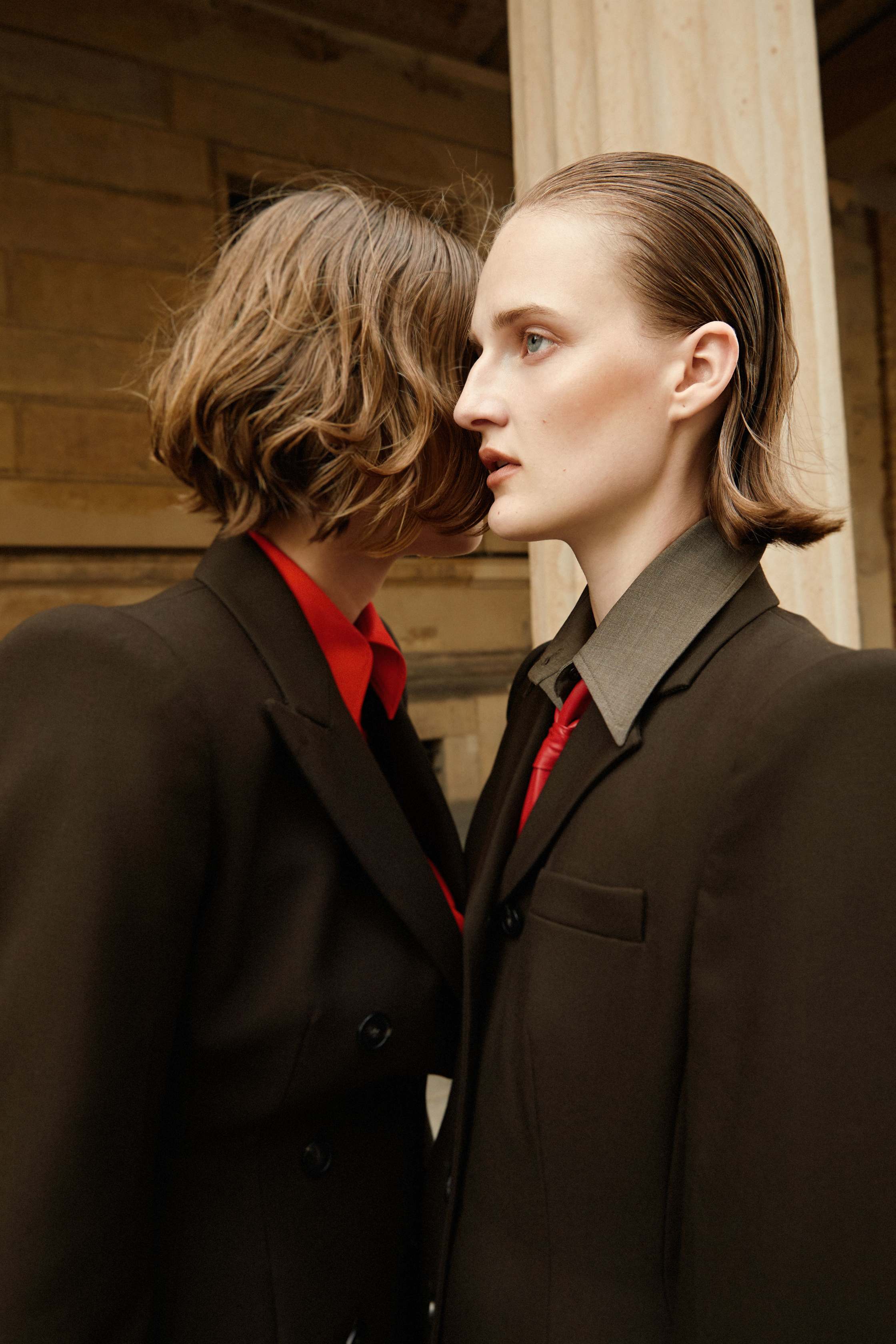  Doris: blazer, camisa e calças, tudo SPORTMAX. Denisa: blazer, camisa, saia e gravata e sapatos, tudo SPORTMAX.