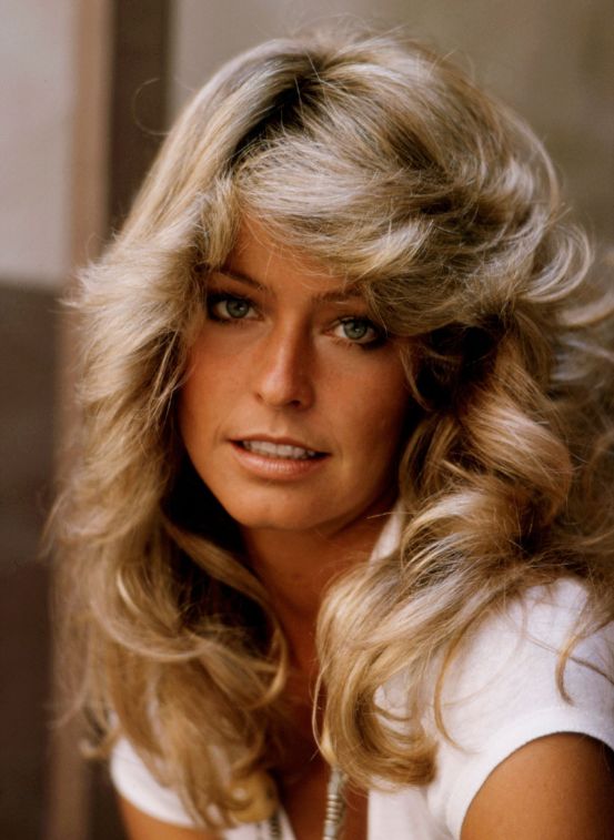 À esquerda: Farrah Fawcett, em 1975. À direita: Sabrina Carpenter.