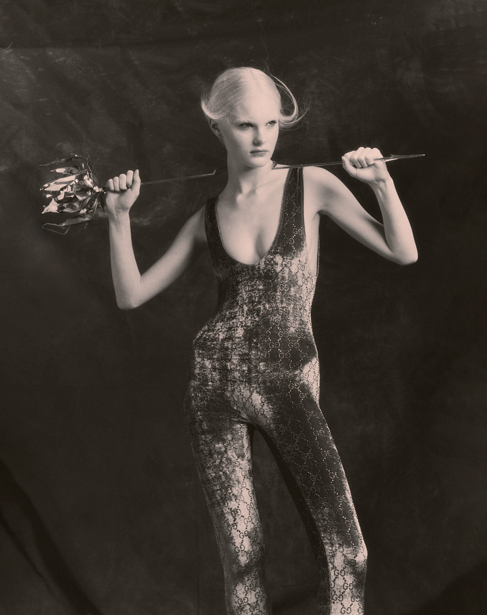 Litja: casaco, BALMAIN. Brinco, GRACE BRIDAL INDUSTRIES; Litja: bodysuit, GUCCI. Seta com flor, ALEX SOBRON JEWELRY. Litja: casaco, BALMAIN. Brinco, GRACE BRIDAL INDUSTRIES; Litja: bodysuit, GUCCI. Seta com flor, ALEX SOBRON JEWELRY.