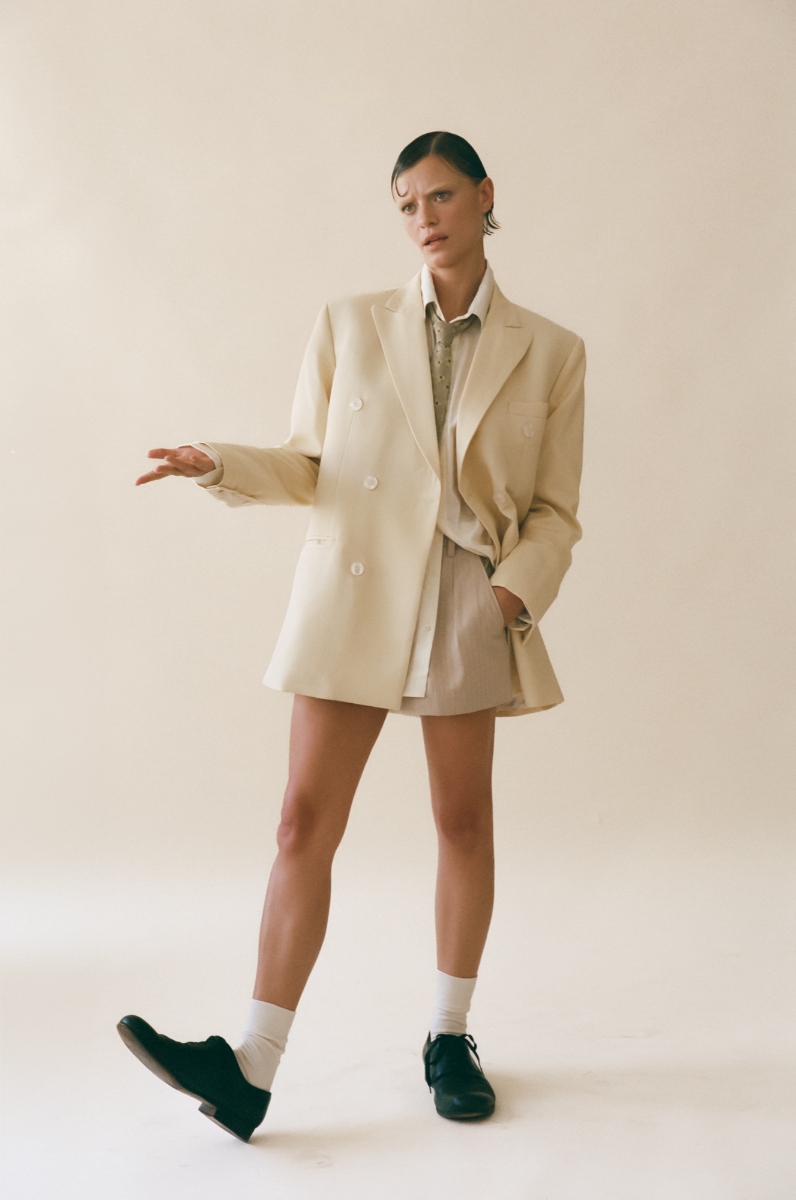 Blazer, camisa e calções, DOD. Gravata, KENZO. Meias e sapatos, da produção.