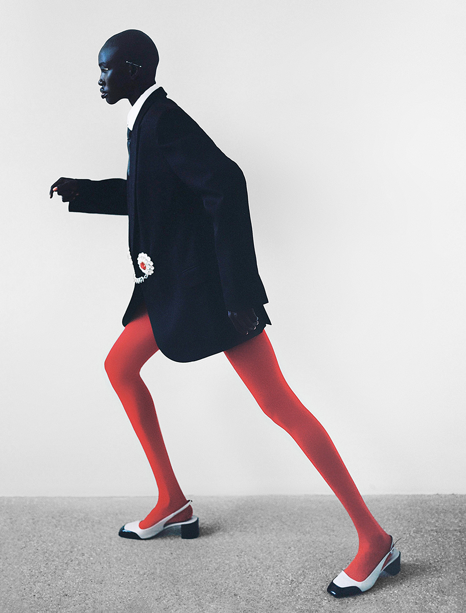 Blazer e camisa, DAVID KOMA. Gravata, GUCCI, em MYTHERESA.COM. Collants, FALKE. Sapatos, AEYDE.