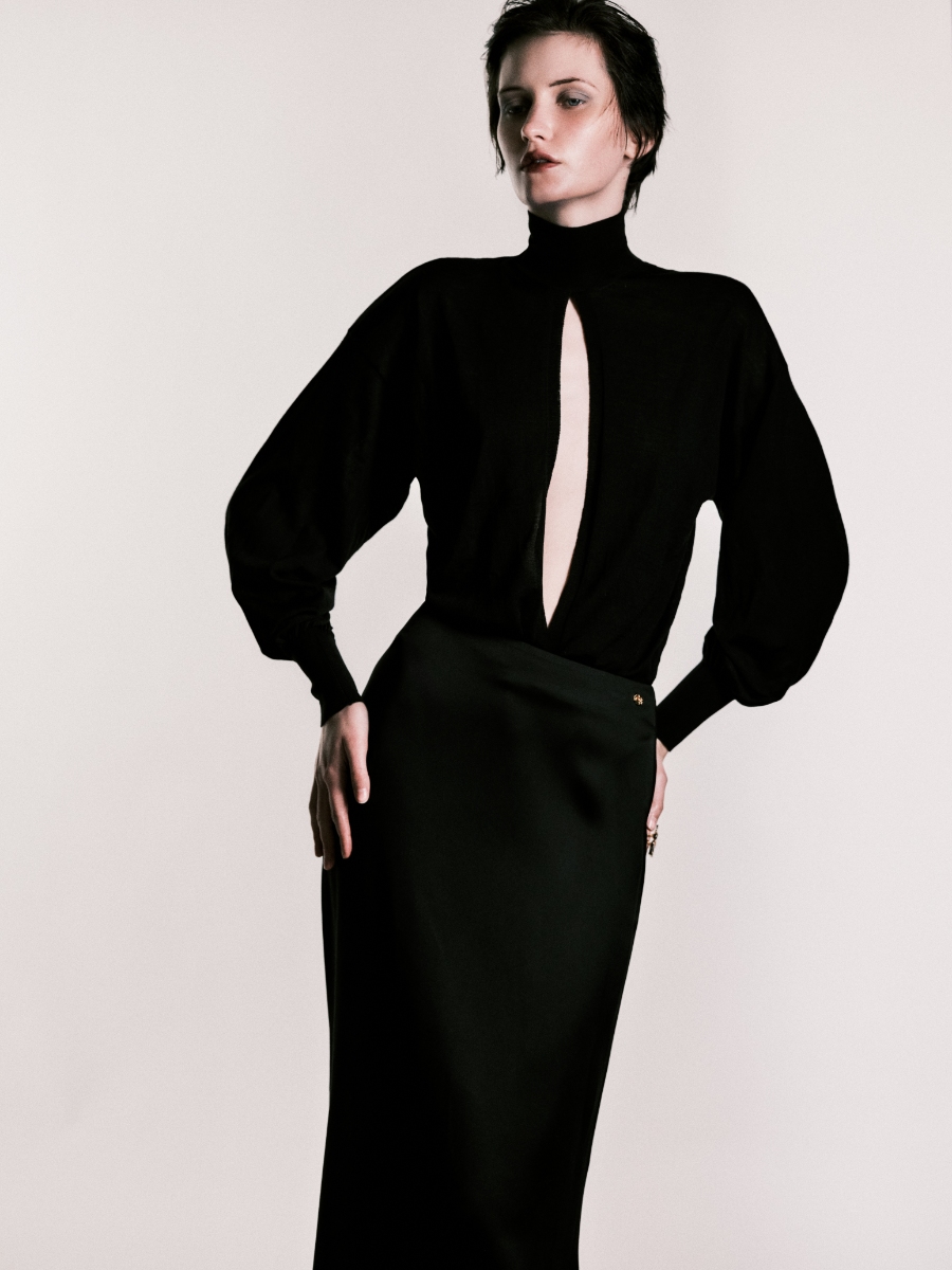Camisola, ALAÏA. Saia, GALLELLO ATELIER. Anel, TOMASZ DONOCIK.