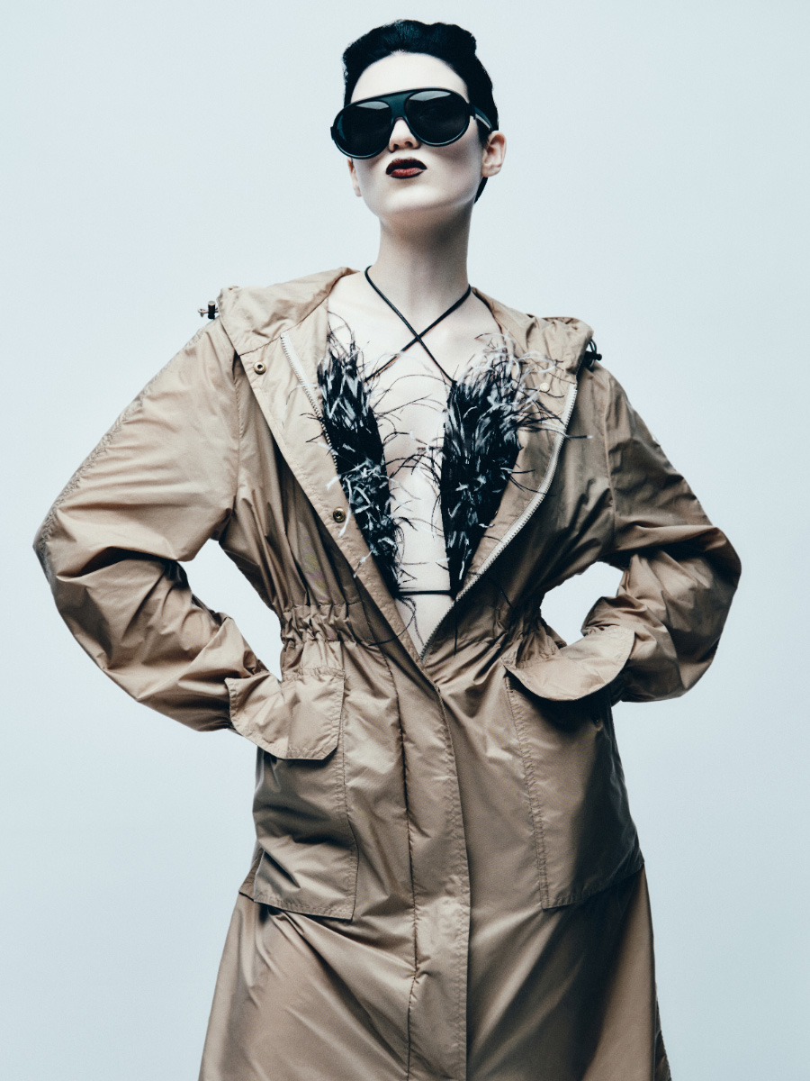 Casaco e óculos de sol, MONCLER. Top, CRISTIANO BURANI.