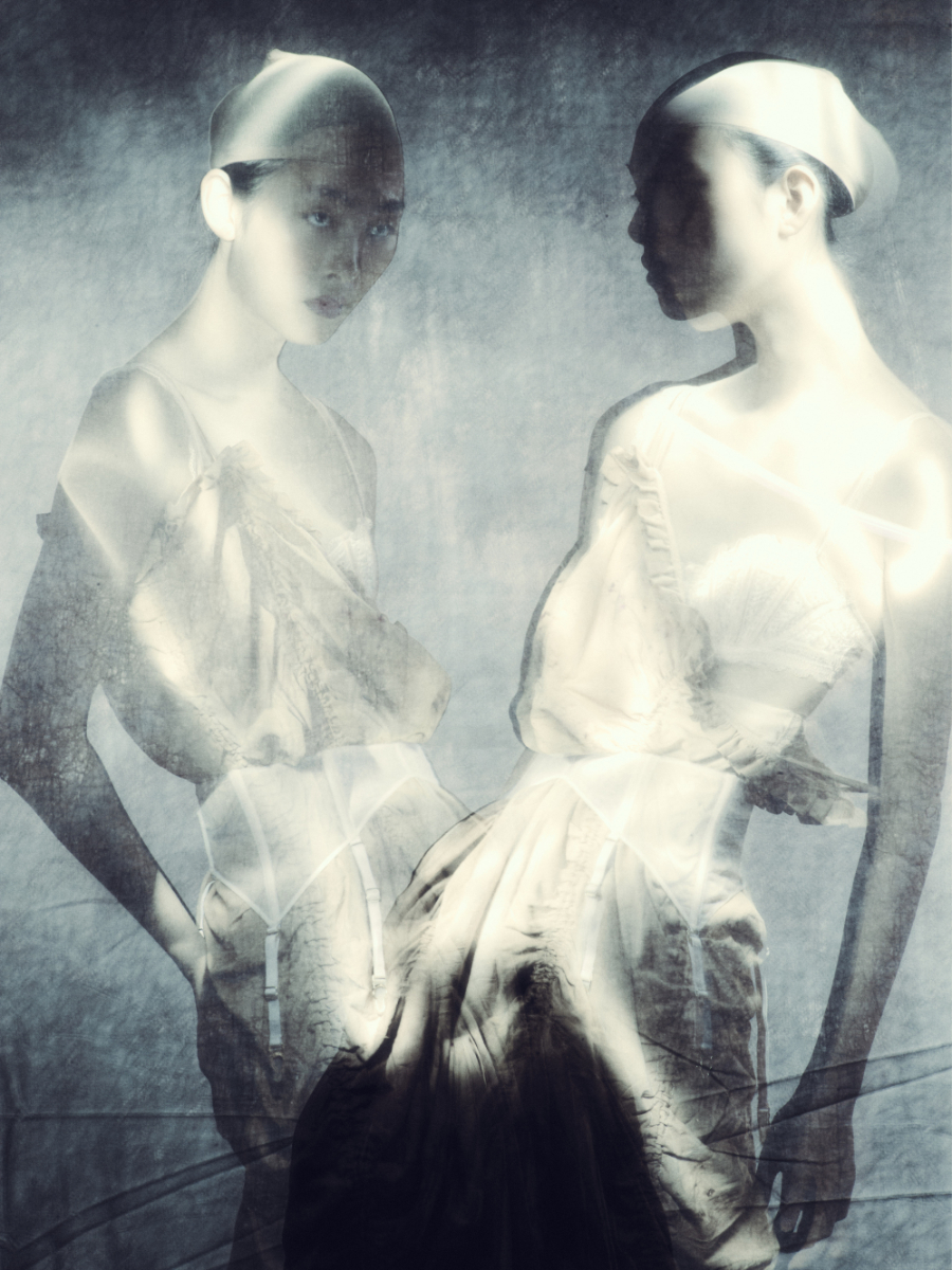 Vestido, FLORANIA. Soutien, LINGADORE. Garter, MAISON CLOSE. Collants, CALZEDONIA.