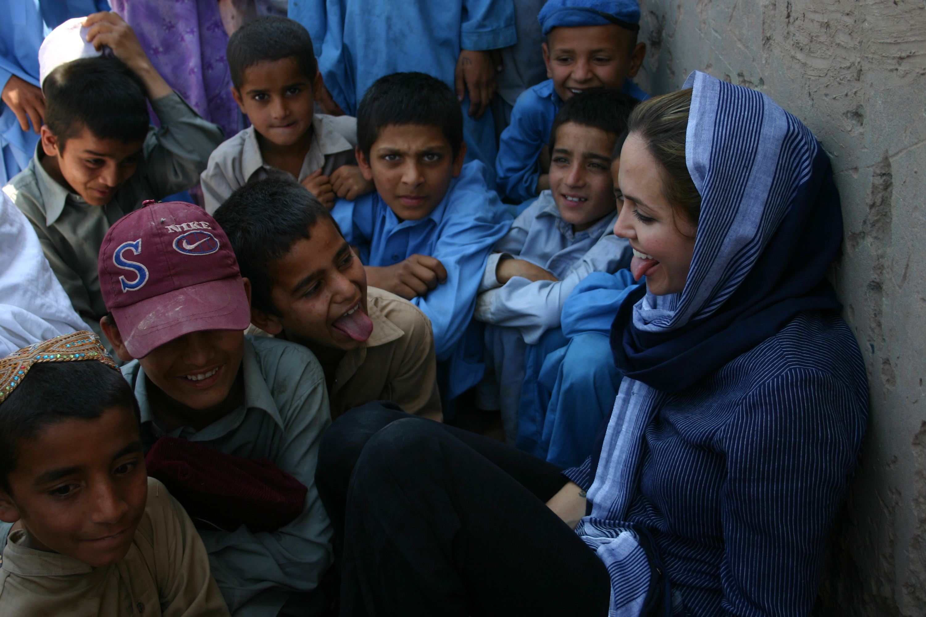 Paquistão, Angelina Jolie visita refugiados afegãos