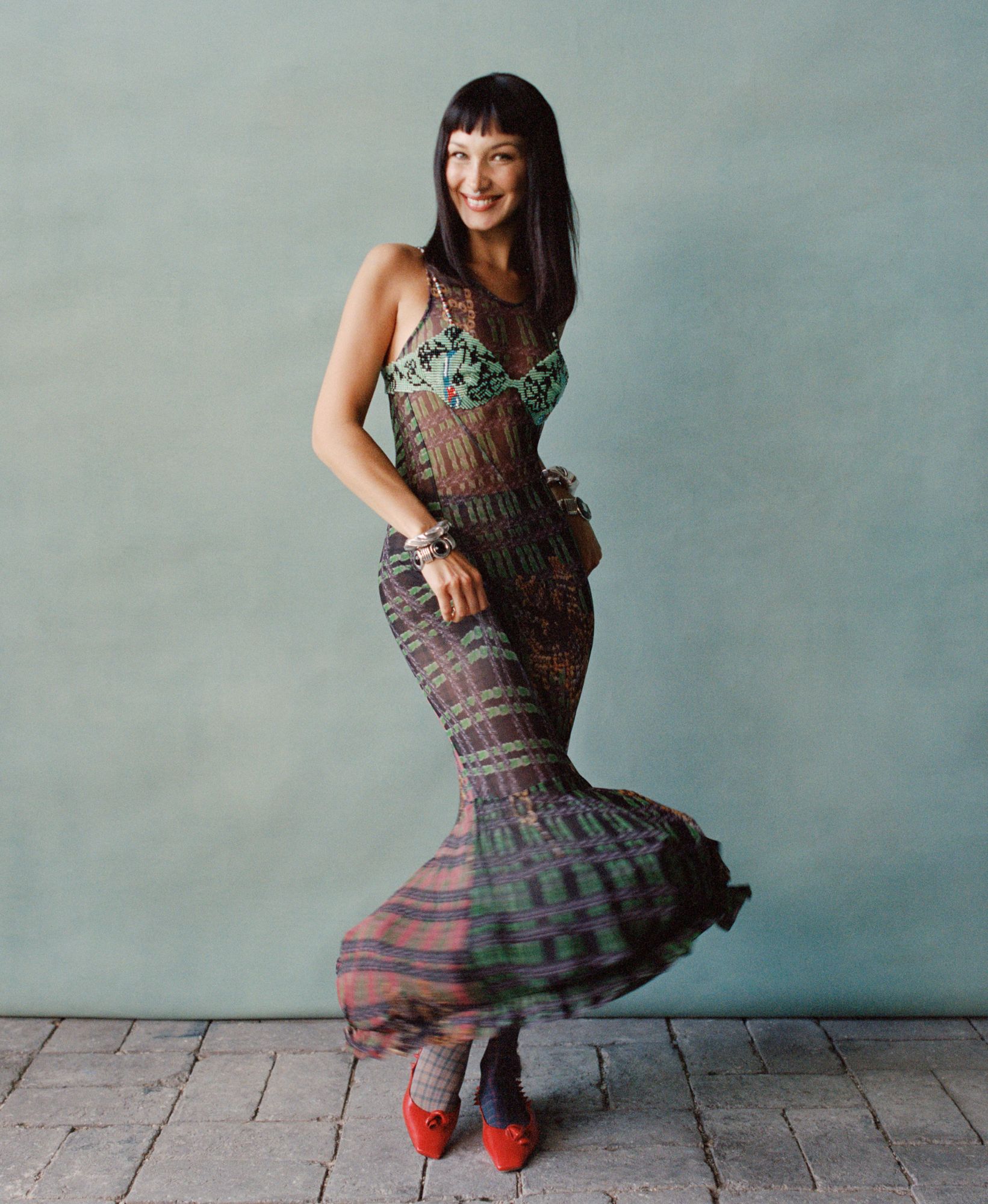 Vestido, Yueqi Qi. Septum, Maria Tash. Pulseiras, Ben-Amun e Loewe. Collants, Lauren Perrin. Sapatos, Dior.