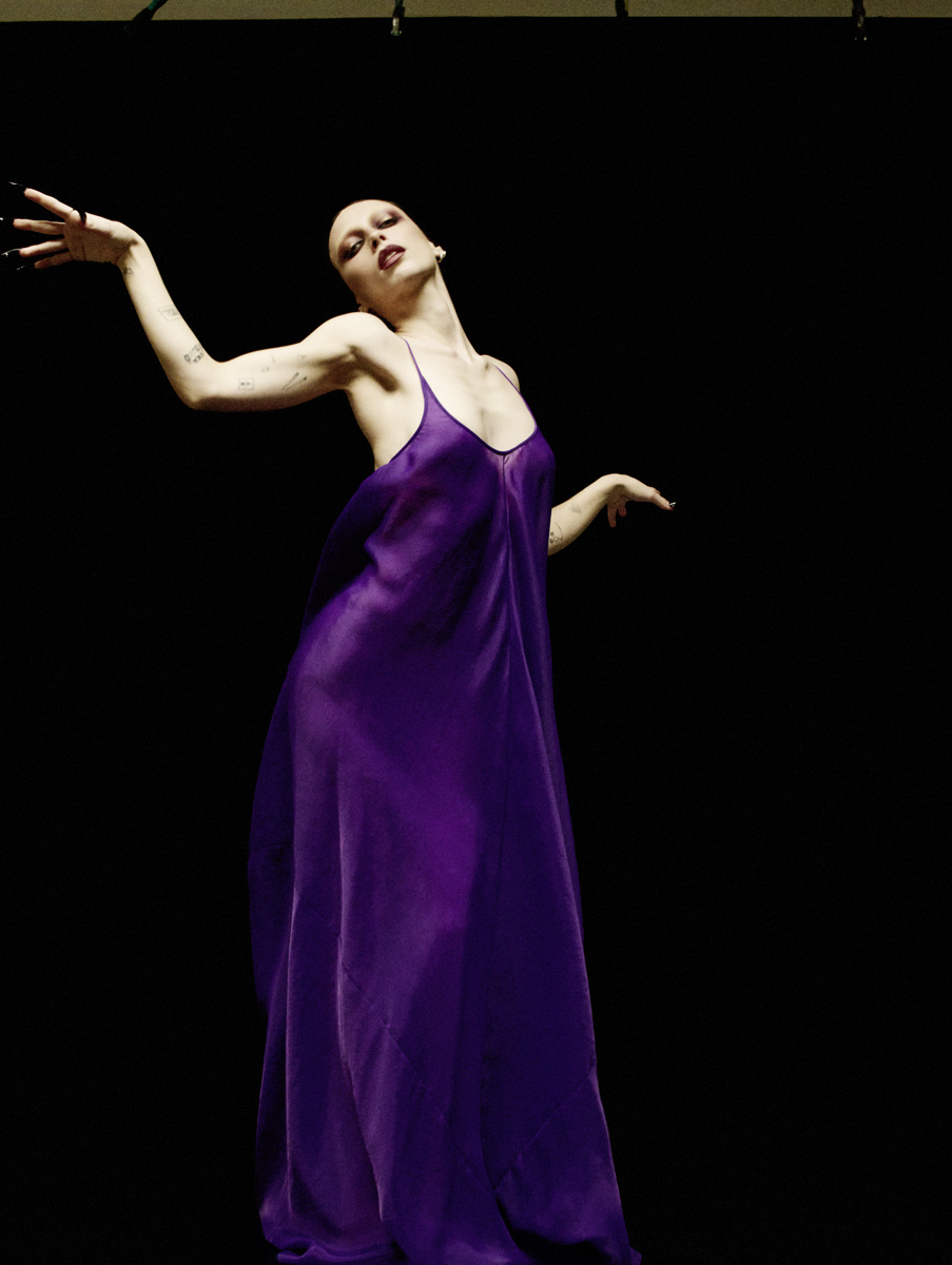 Vestido, GIORGIO ARMANI. Brincos, TIFFANY & CO.