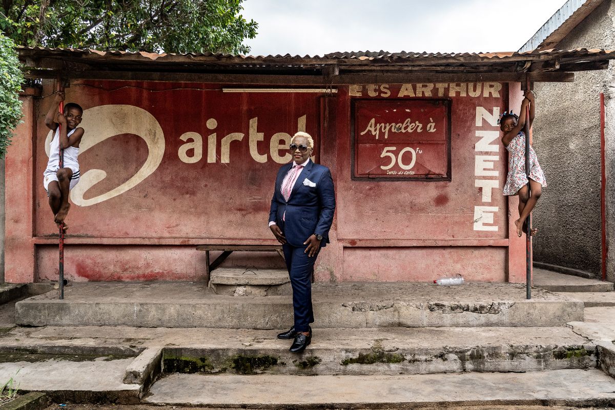Ella Kiadi, 44-year-old businesswoman and sapeuse for 8 years, in Brazza- ville, 2019 © Tariq Zaidi
