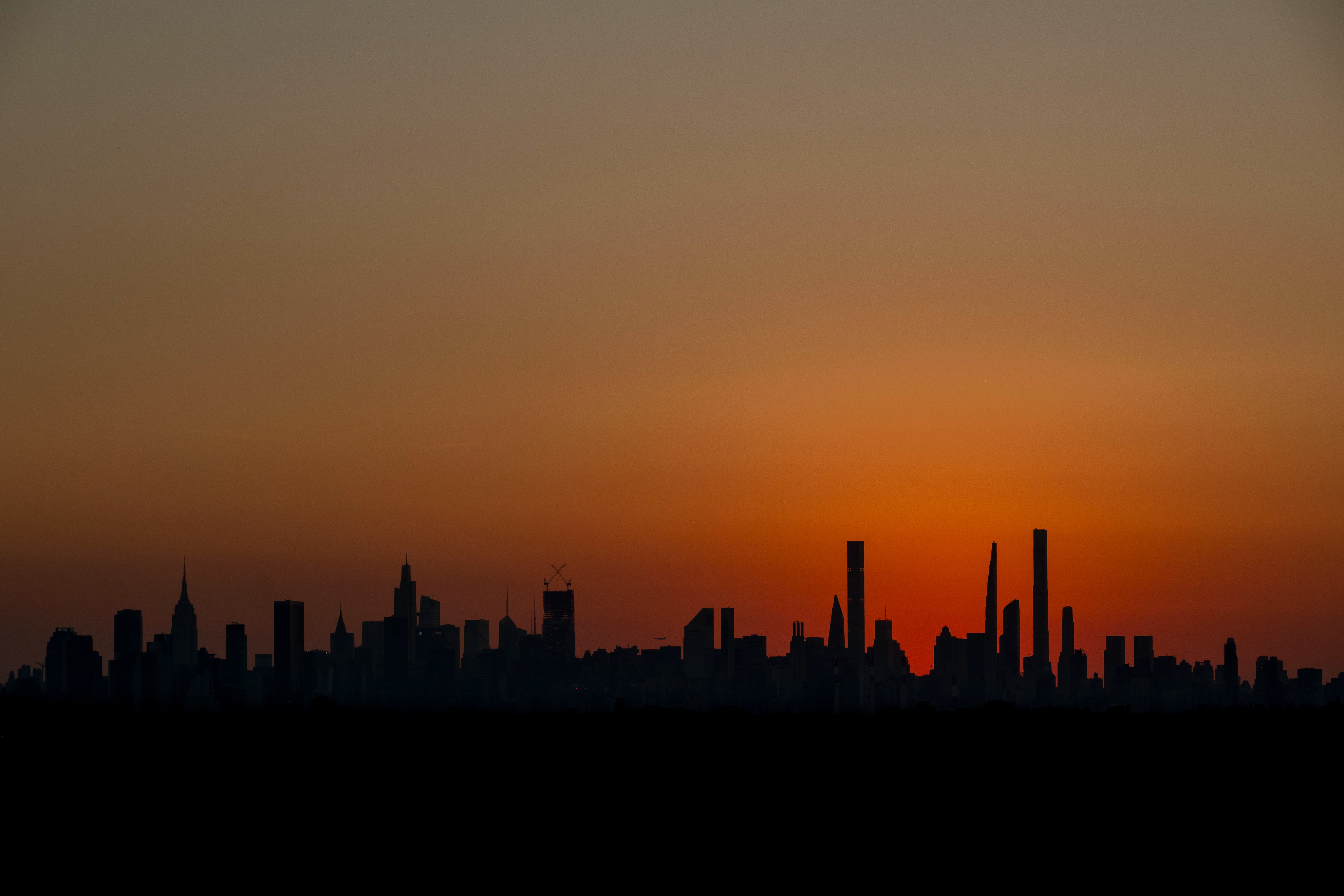 A silhueta de Manhattan ao pôr-do-sol, vista de Flushing Meadows.