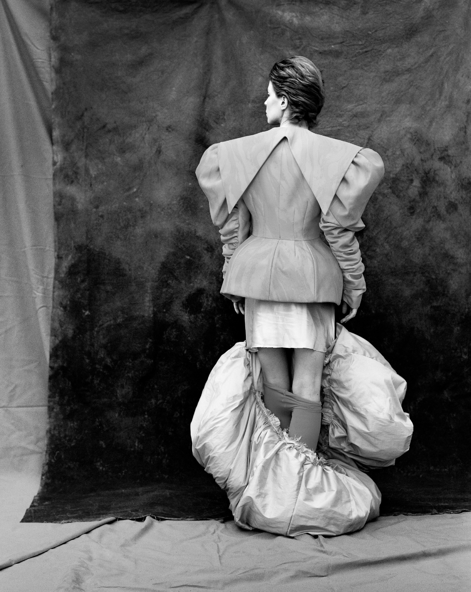 Casaco, ANA LOCKING. Vestido, DAN REYES. Casaco, ANA LOCKING. Vestido, DAN REYES.