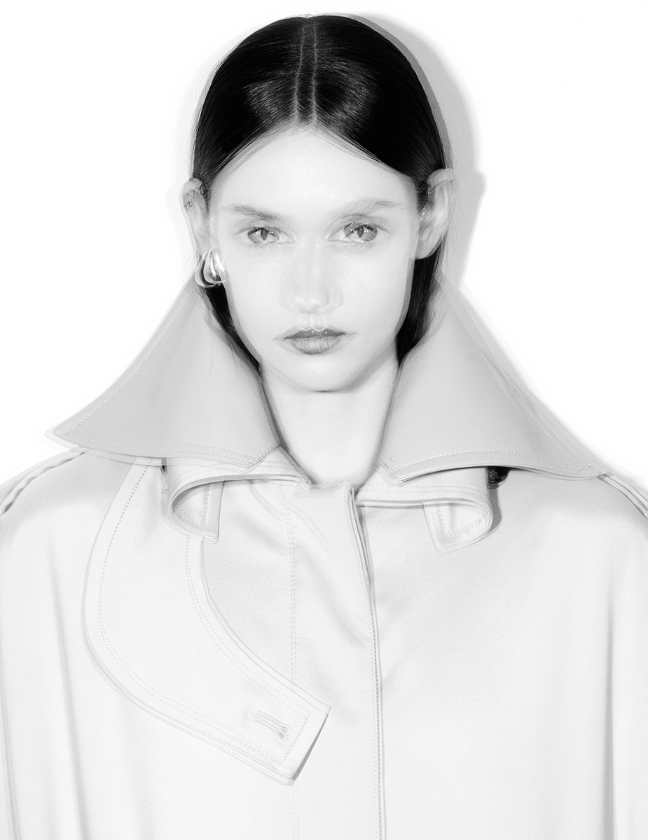 Trench coat, Proenza Schouler. Brincos em prata, Luz Ortiz.