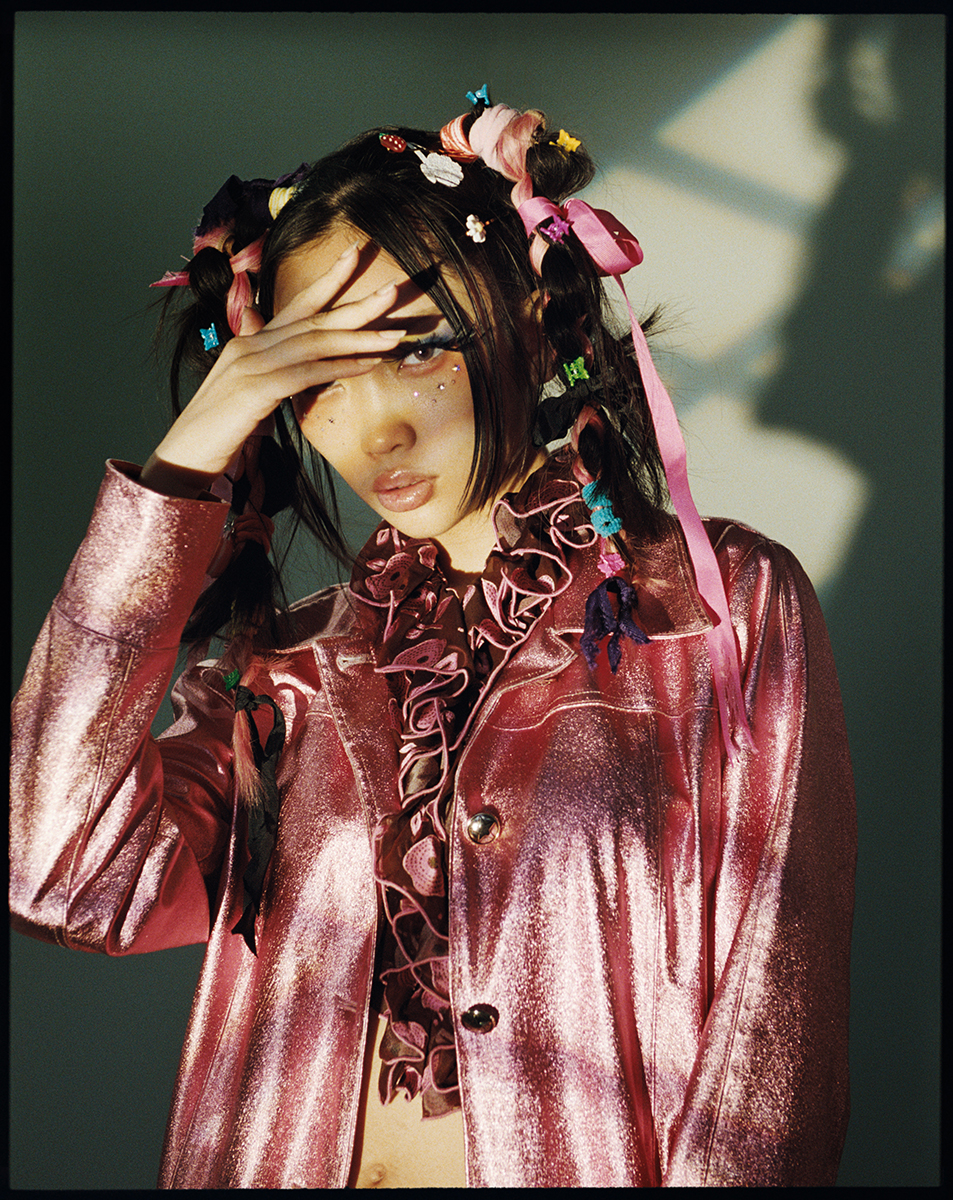 Meisheng: casaco e top, ANNA SUI.
