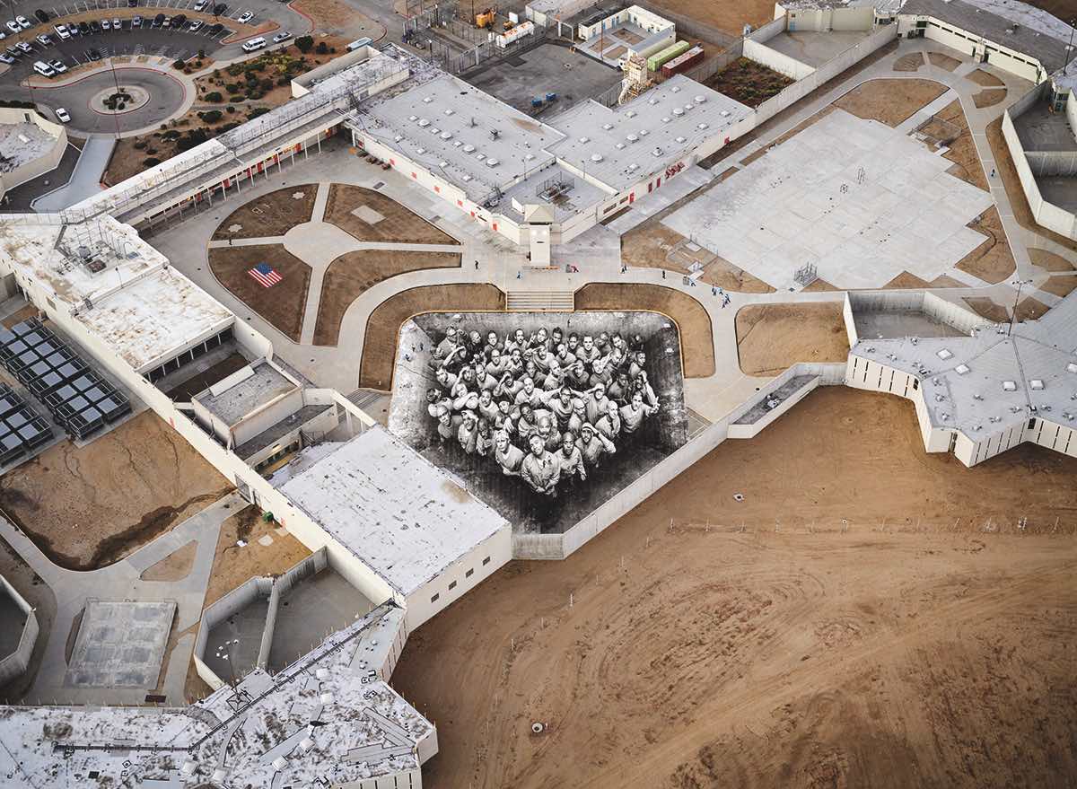 California Correctional Institution (CCI), prisão de alta segurança em Tehachapi, Califórnia. JR e a sua equipa capturaram os retratos e as histórias de antigos e atuais cidadãos encarcerados que estão focados na reabilitação, bem como de algum staff da prisão e, com a ajuda de todos, colaram-nas no espaço recreacional da CCI. // Estados Unidos, Califórnia, Tehachapi, outubro de 2019.