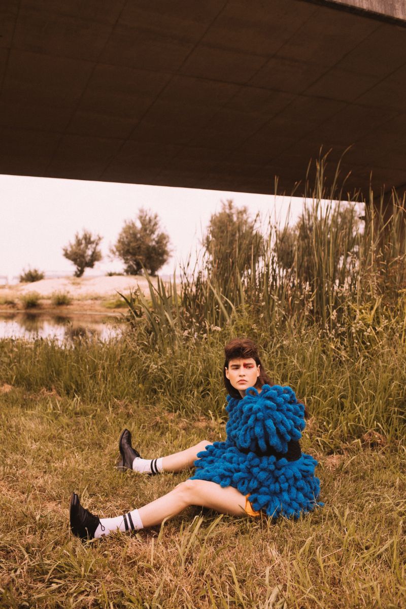 Vestido em knitwear, Susana Bettencourt. Vestido Ricardo Andrez. Sapatos, Hugo Boss. Meias, Stance.