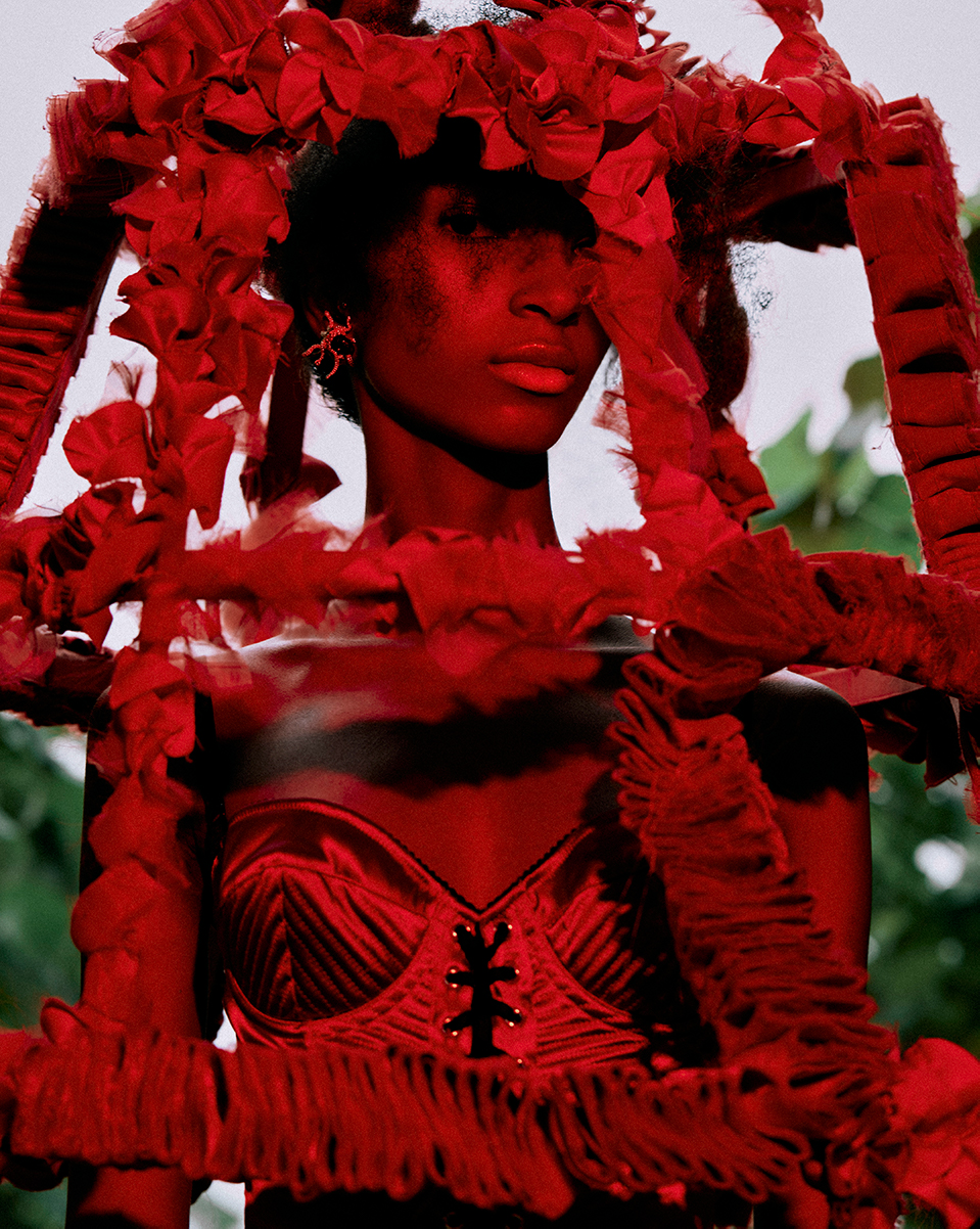 Vestido Dolce & Gabbana. Brincos, Sauer. Saiote (usado na cabeça), Fernanda Yamamoto.