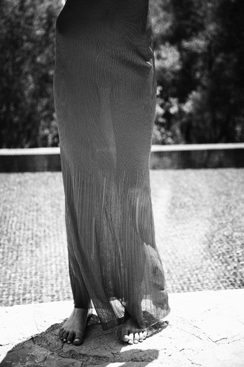 Vestido, Jacquemus. Brincos, Saint Laurent. Vestido, Jacquemus. Brincos, Saint Laurent.