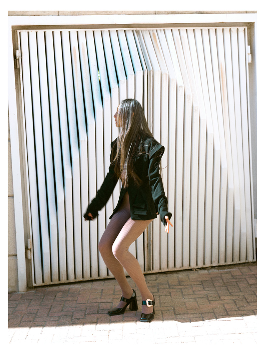 Vestido, GEORGIELA STUDIO. Calças, ACNE STUDIOS. Botas, BOTTEGA VENETTA; blazer, ALEXANDRES SURY. Collants, PRADA. Sapatos, VERSACE.