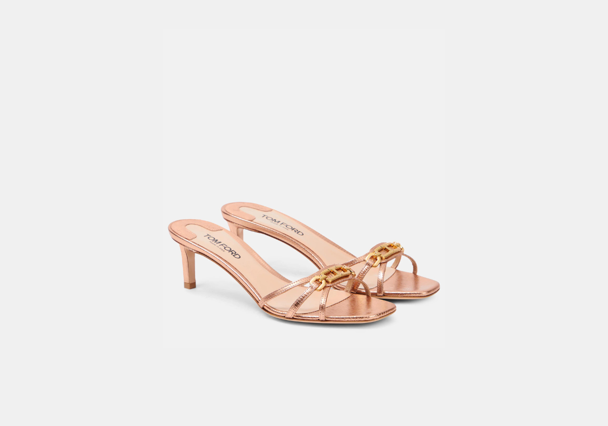 Mules Monogram metallic em pele, € 790, Tom Ford em Mytheresa.com.