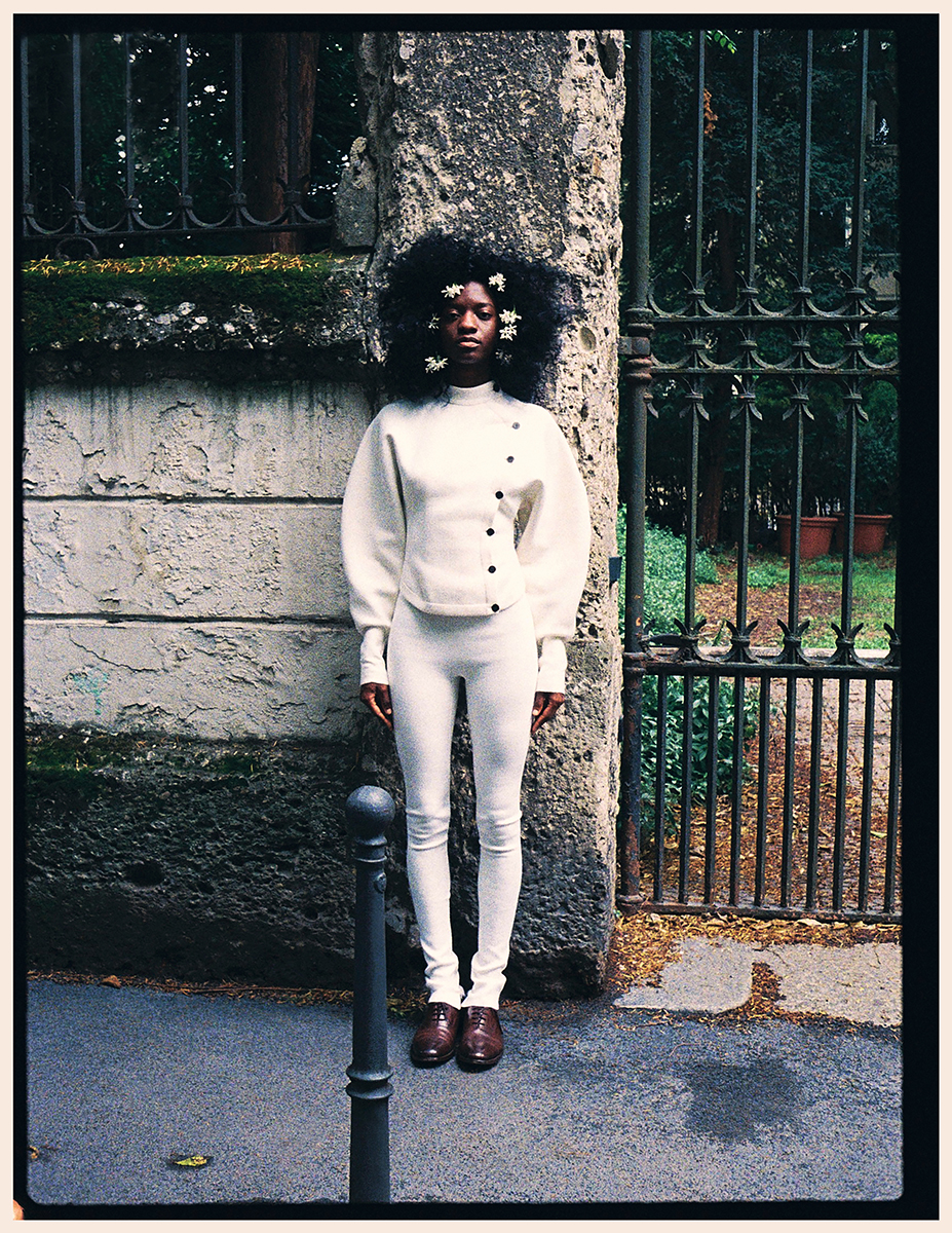 Camisola e calças, FERRAGAMO. Sapatos, CHURCH’S.