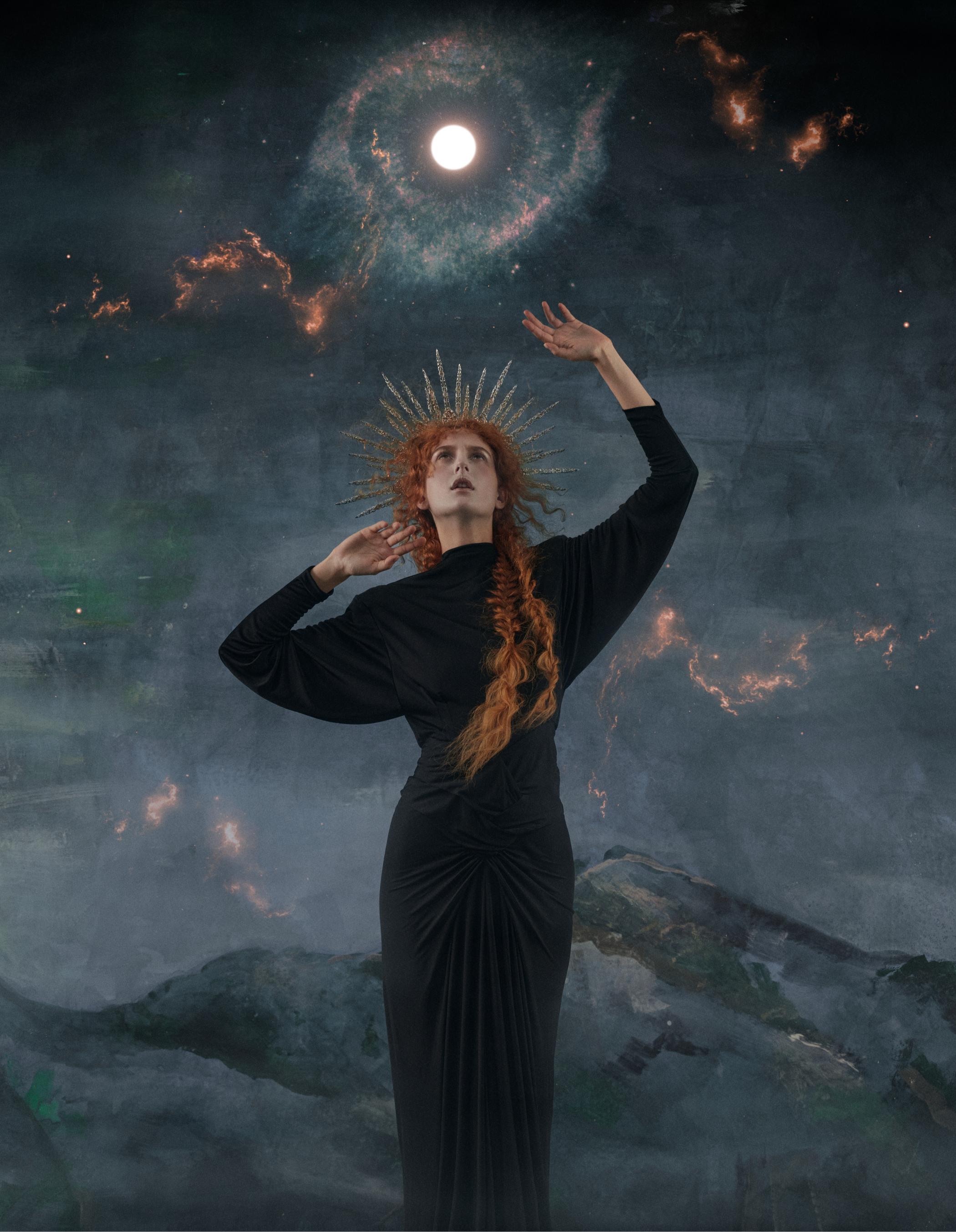 Alceste: vestido, SAINT LAURENT BY ANTHONY VACCARELLO. Headpiece Metal Alloy, MYRIL JEWEL.