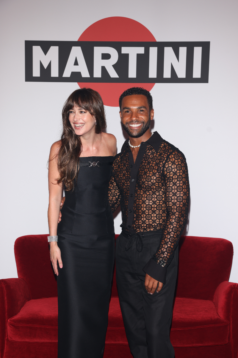 Dakota Johnson e Lucien Laviscount marcaram presença no 160º aniversário da MARTINI.