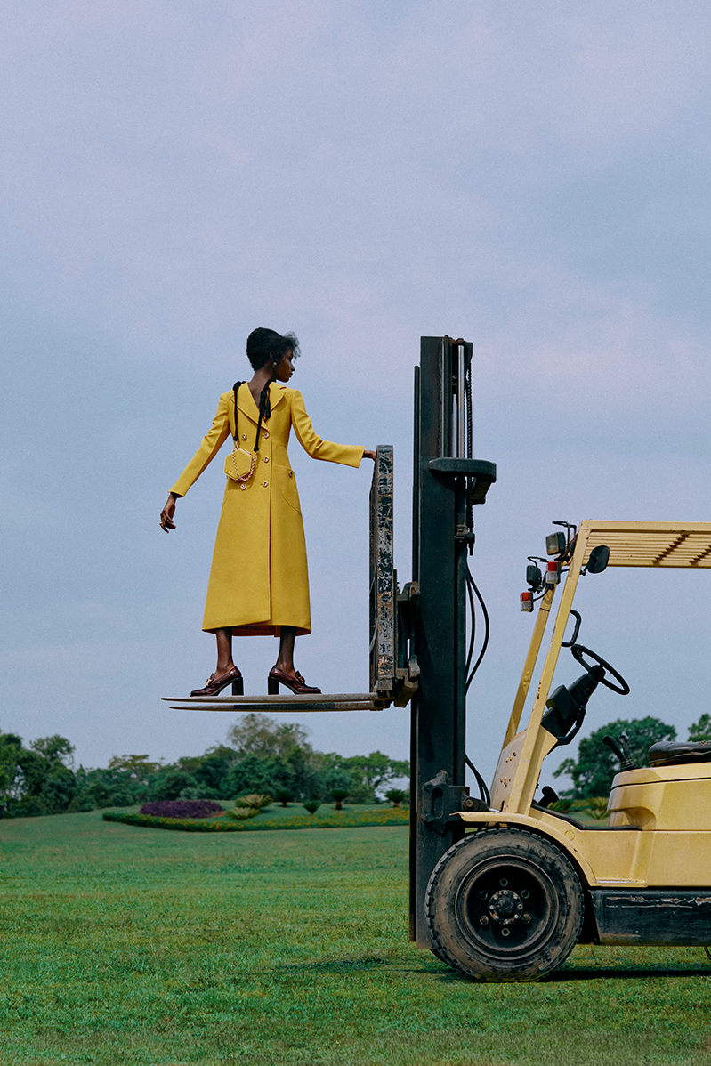 Trench coat, sapatos e carteira, tudo Prada. Brincos, Christian Dior. Anel em ouro, Sauer.