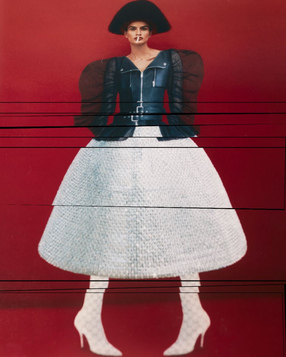 Linda: casaco, Alexander McQueen. Saia, Celine by Hedi Slimane. Piercing e botas, ambos Gucci.