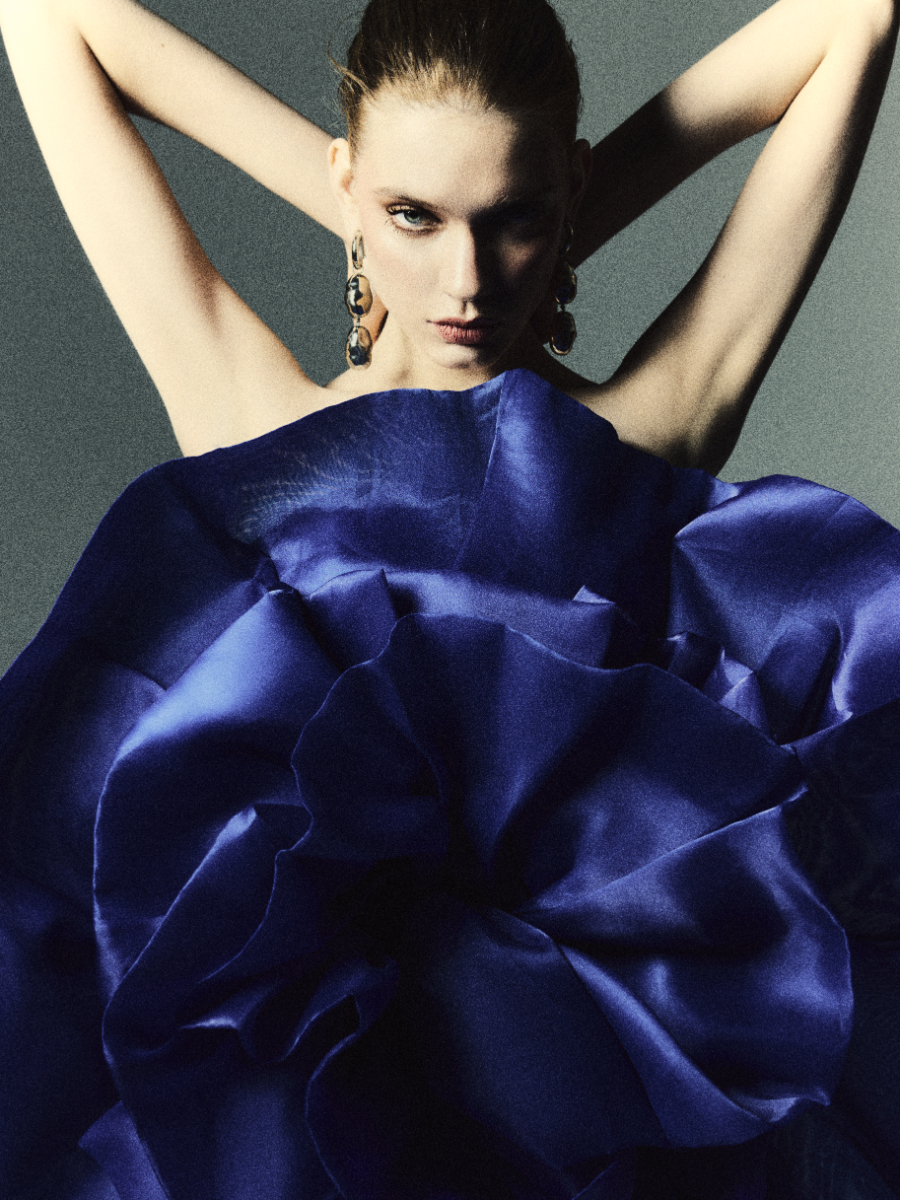 Vestido, MOH HAMED. Brincos: JESSIKA K. Collants, CALZEDONIA. Sapatos, PATILE.