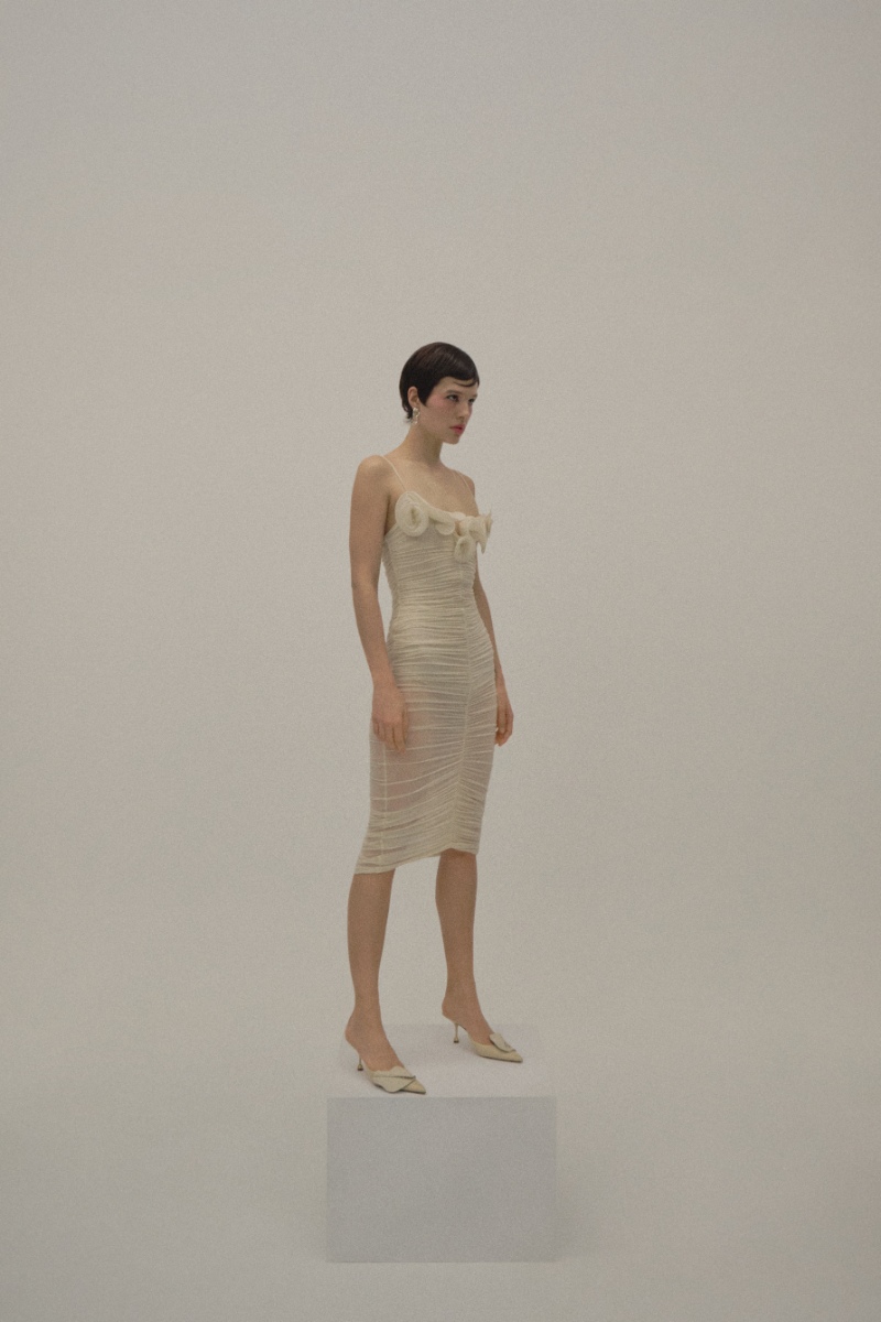 Vestido, MAGDA BUTRYM. Brincos, TOSKA; Blusa, ISSEY MIYAKE. Brincos, TOSKA; Vestido, MAGDA BUTRYM. Brincos, TOSKA. Carteira, MAME KUROGOUCHI.