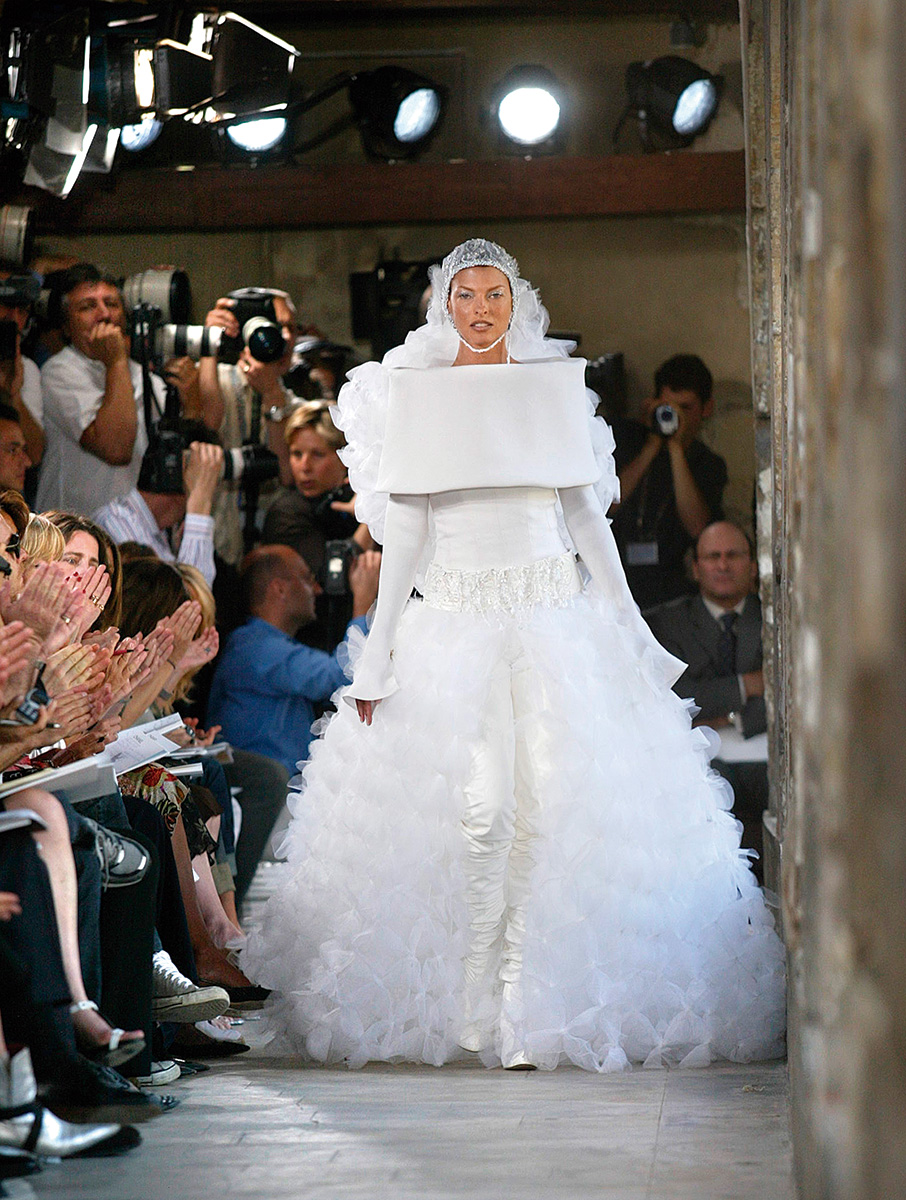 Linda Evangelista at the Chanel Haute Couture Fall/Winter 2003 show ©Getty Images