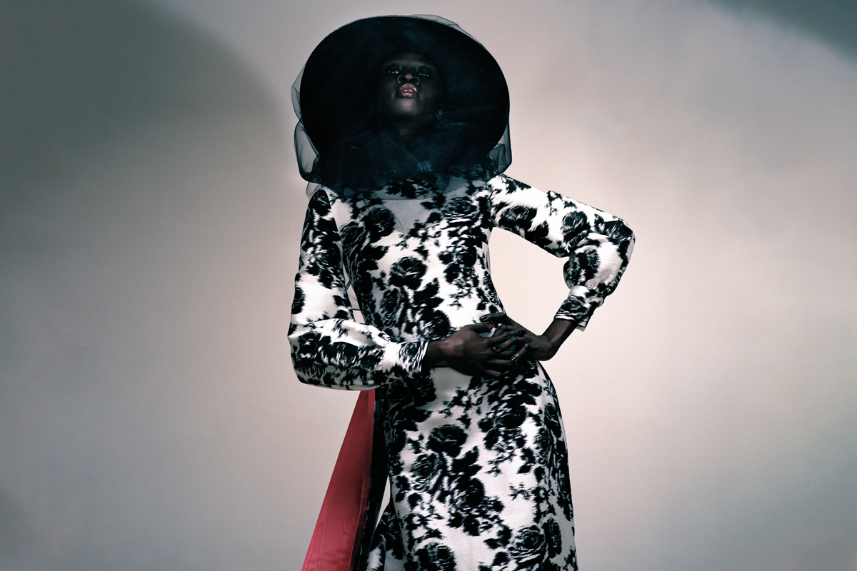 Alek Wek veste Erdem, primavera/verão 2019, para a Vogue Portugal de abril 2019 @ Hugo Comte